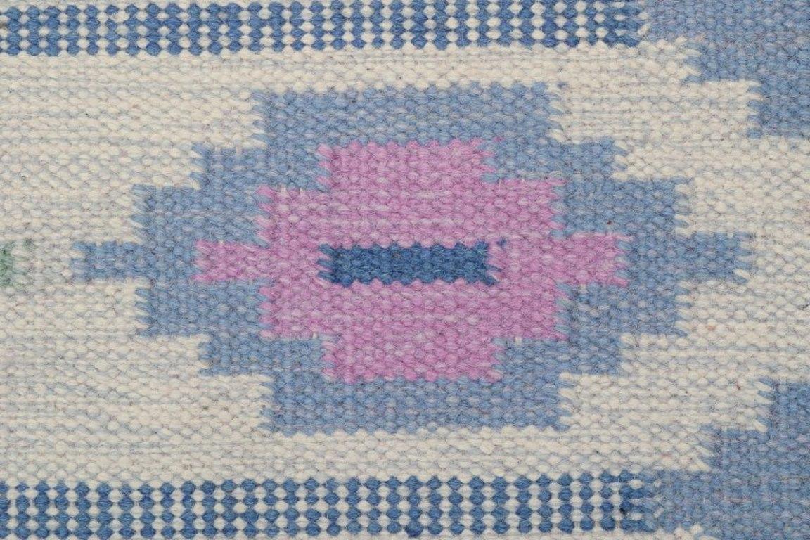 Designer tessile svedese. Runner in lana intrecciata a mano nei colori blu, rosa e bianco in vendita 1