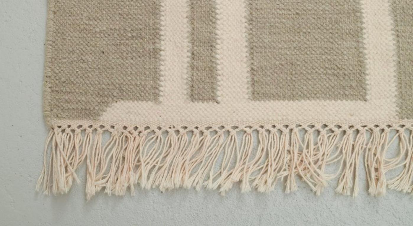 Wool Swedish textile designer. Large handwoven carpet in pure wool. Late 20th C. For Sale