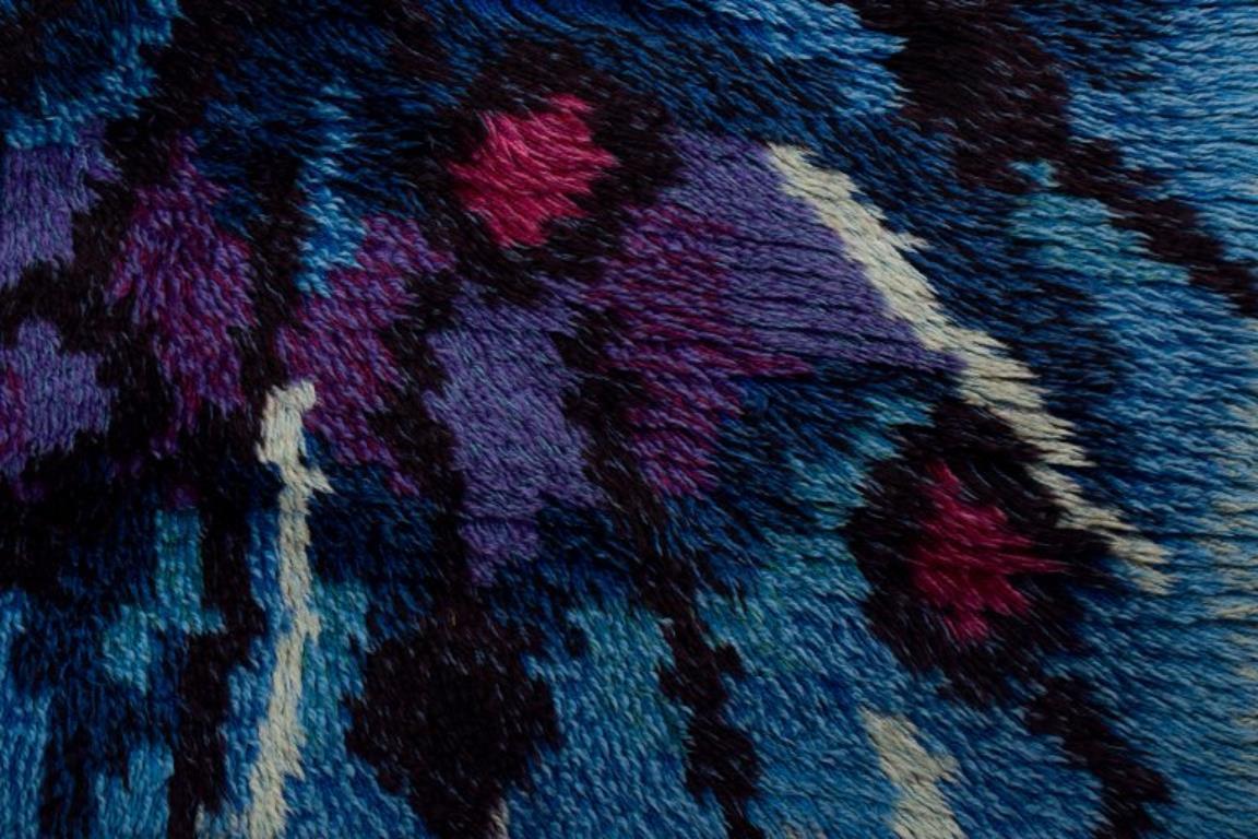 Swedish textile designer. Rya carpet of pure cotton. Blue and violet colors. In Excellent Condition In Copenhagen, DK
