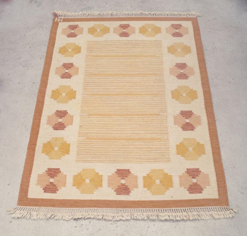 Pre-owned goods are exempt from import duties for U.S. customers. 
Therefore, no import tariffs will be applicable to your purchase.

Swedish textile designer.
Handwoven rug made of wool. Rölakan technique. 
Woven with geometric pattern in brown and