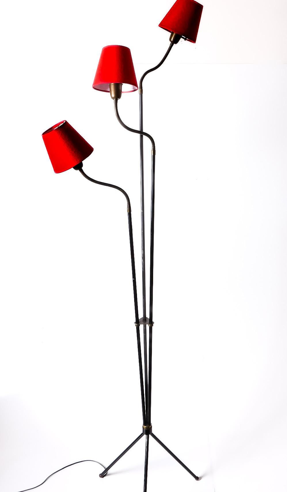 Triple-arm standing lamp in black lacquered steel with brass accents and gooseneck arms for adjustable lighting directions. Comes fully rewired for US including new sockets and clip -on shades in red linen.  Sweden 1950s. Good vintage condition with