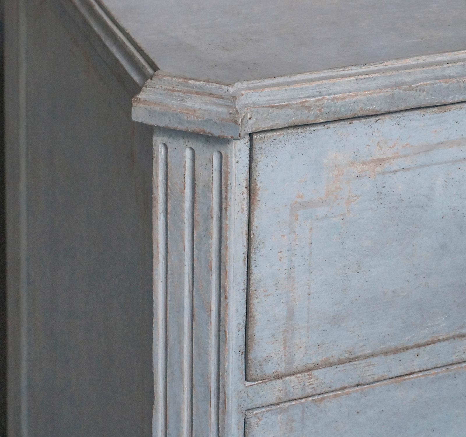 Swedish Three-Drawer Commode in Blue Paint (Handgeschnitzt)