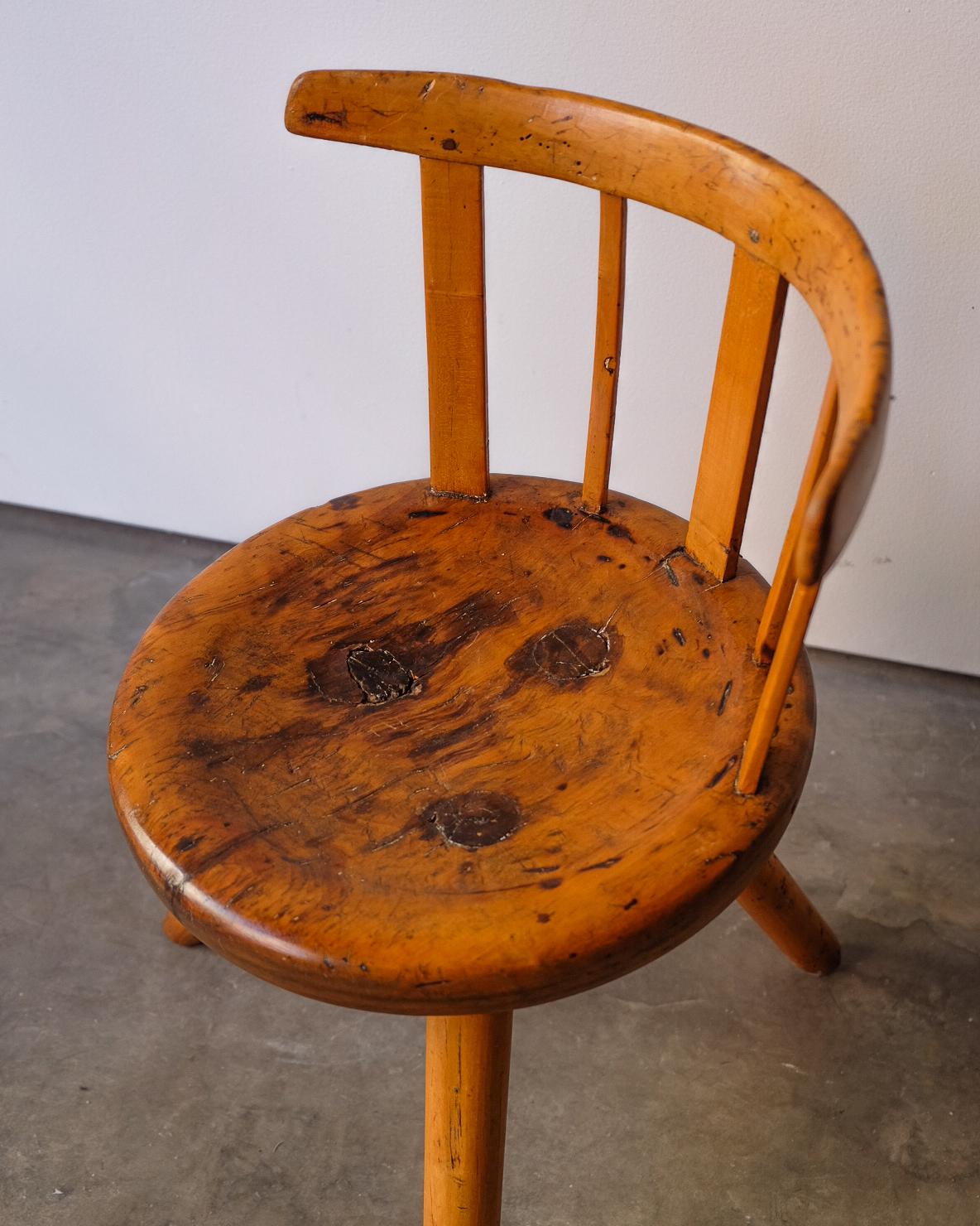 Chaise suédoise à trois pieds État moyen - En vente à New York, US