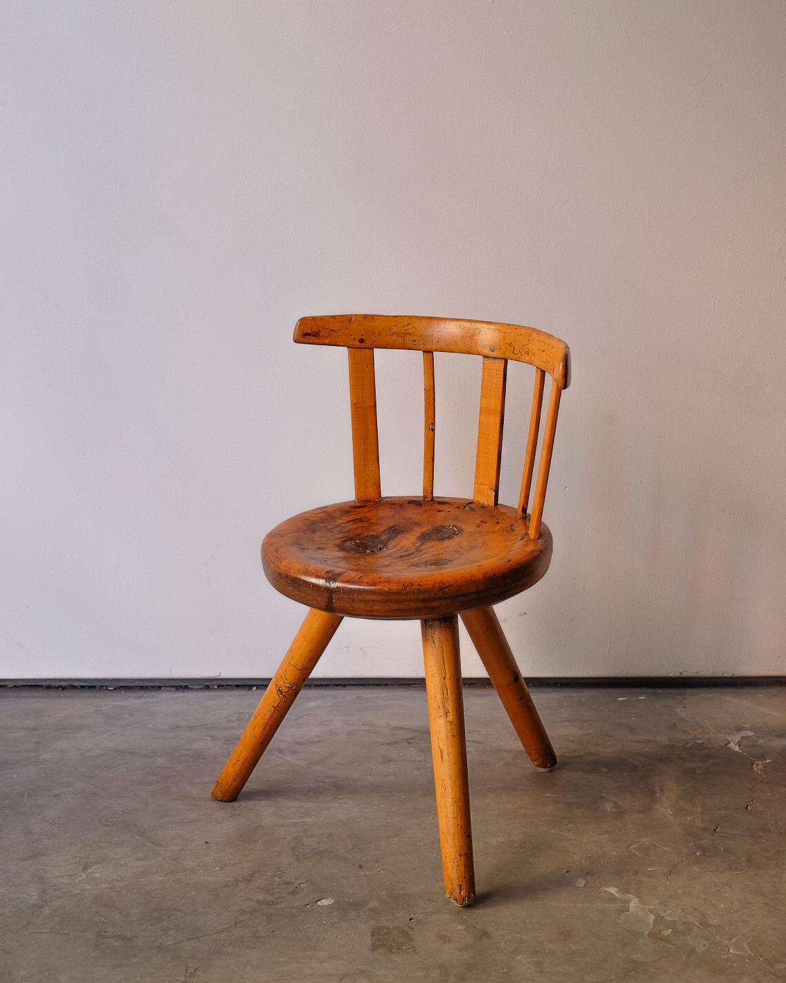 XIXe siècle Chaise suédoise à trois pieds en vente