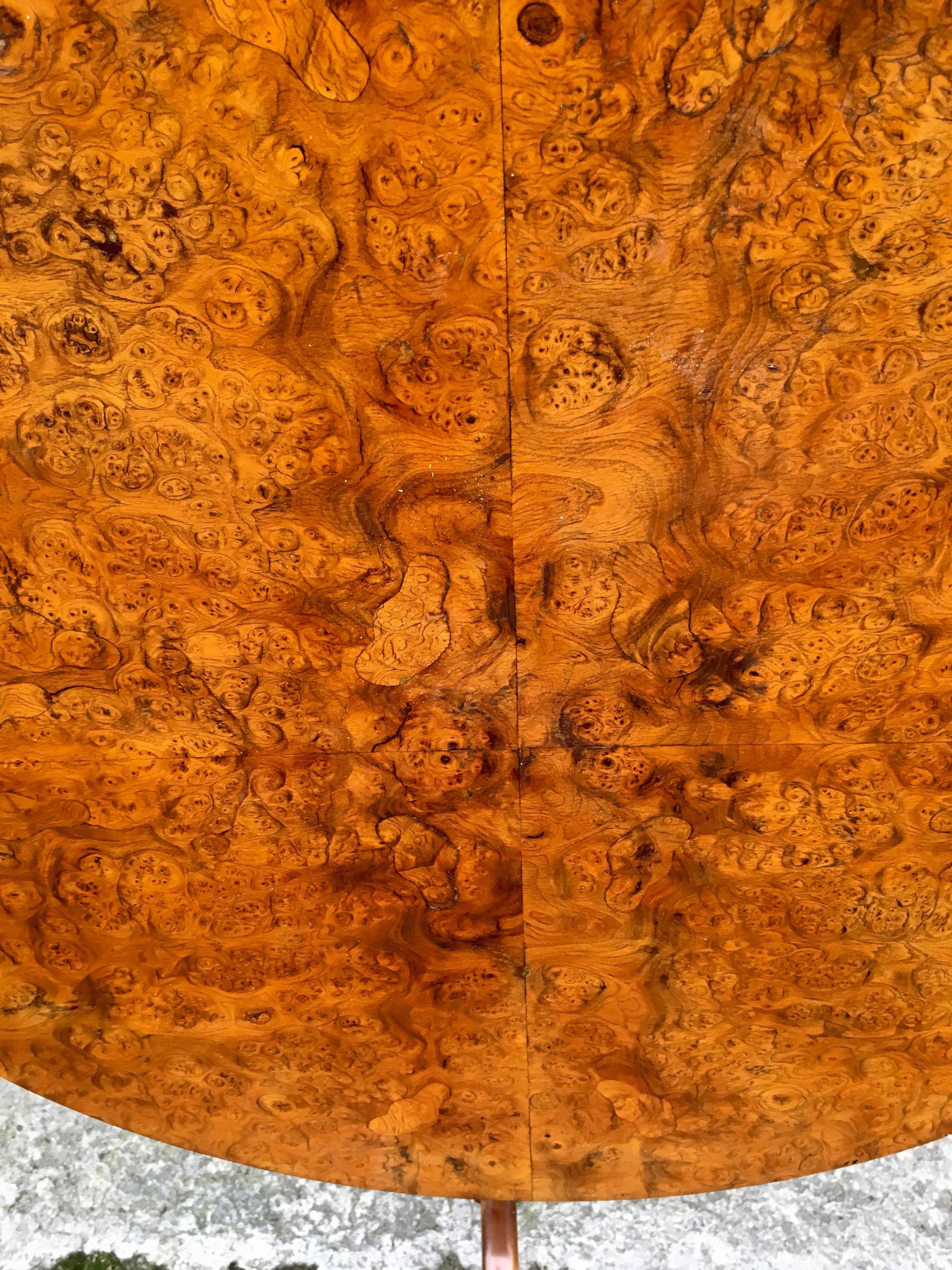 Schwedischer Tisch mit Klappplatte aus Birkenholzwurzelfurnier im Zustand „Gut“ im Angebot in Haddonfield, NJ