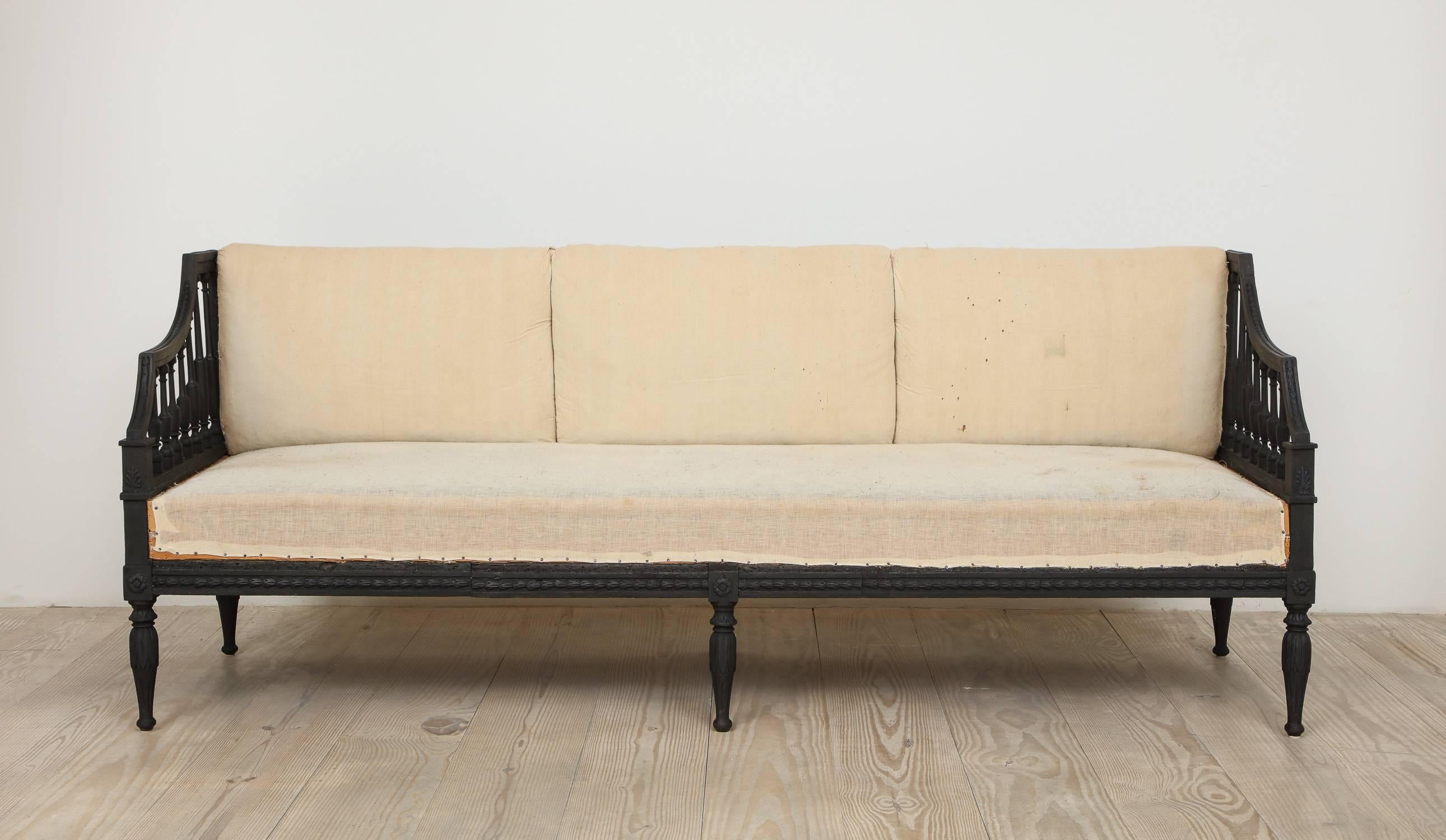 Swedish transitional late Gustavian / early Empire sofa / settee, circa 1810, origin: Sweden



 