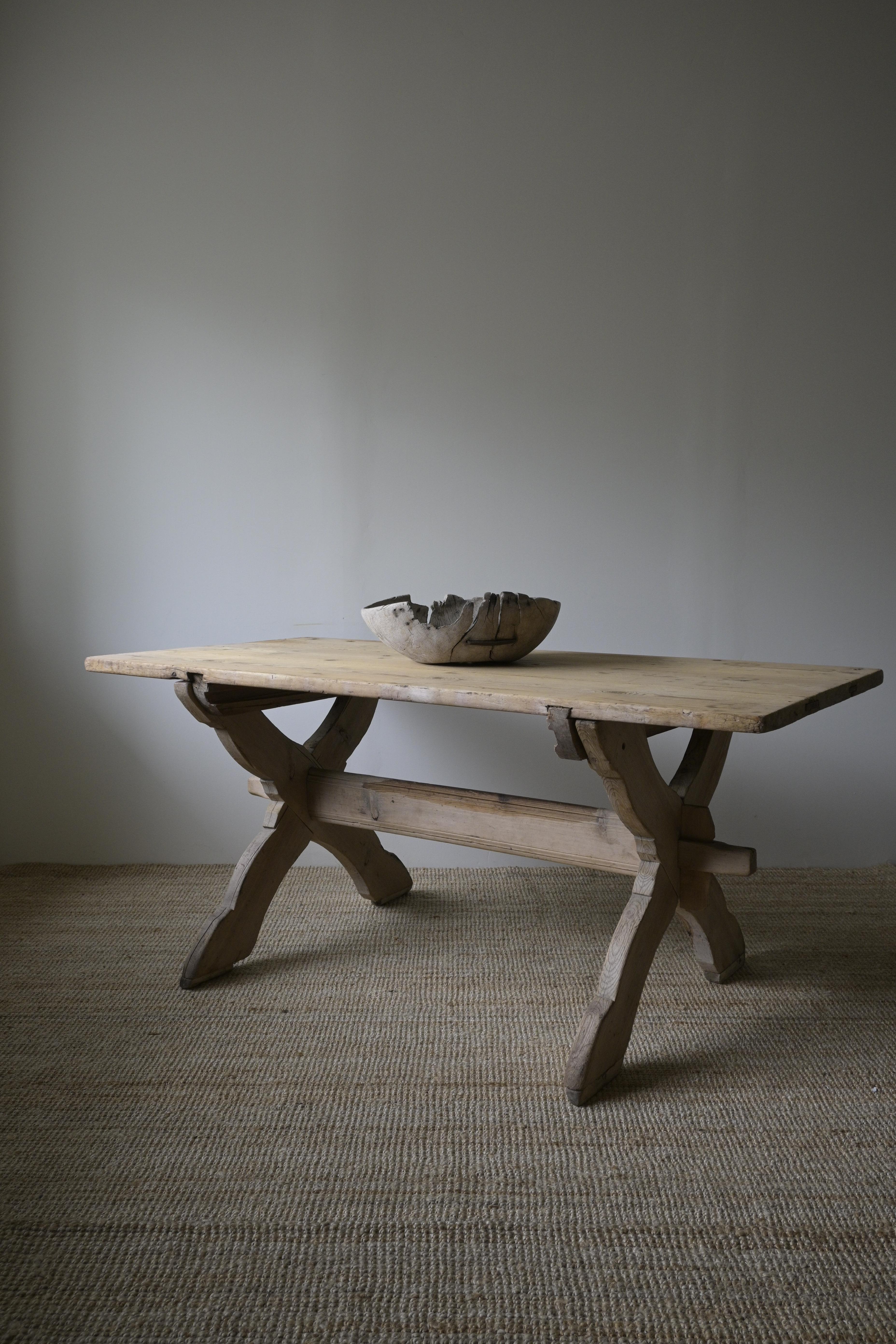 Mesa de caballete sueca de Skattungbyn, Orsa, Siglo XVIII

El tono claro de la madera confiere a la pieza una presencia tranquila y discreta.

La mesa se ha elevado,
y hay unos taladros posteriores en la esquina izquierda de la parte superior