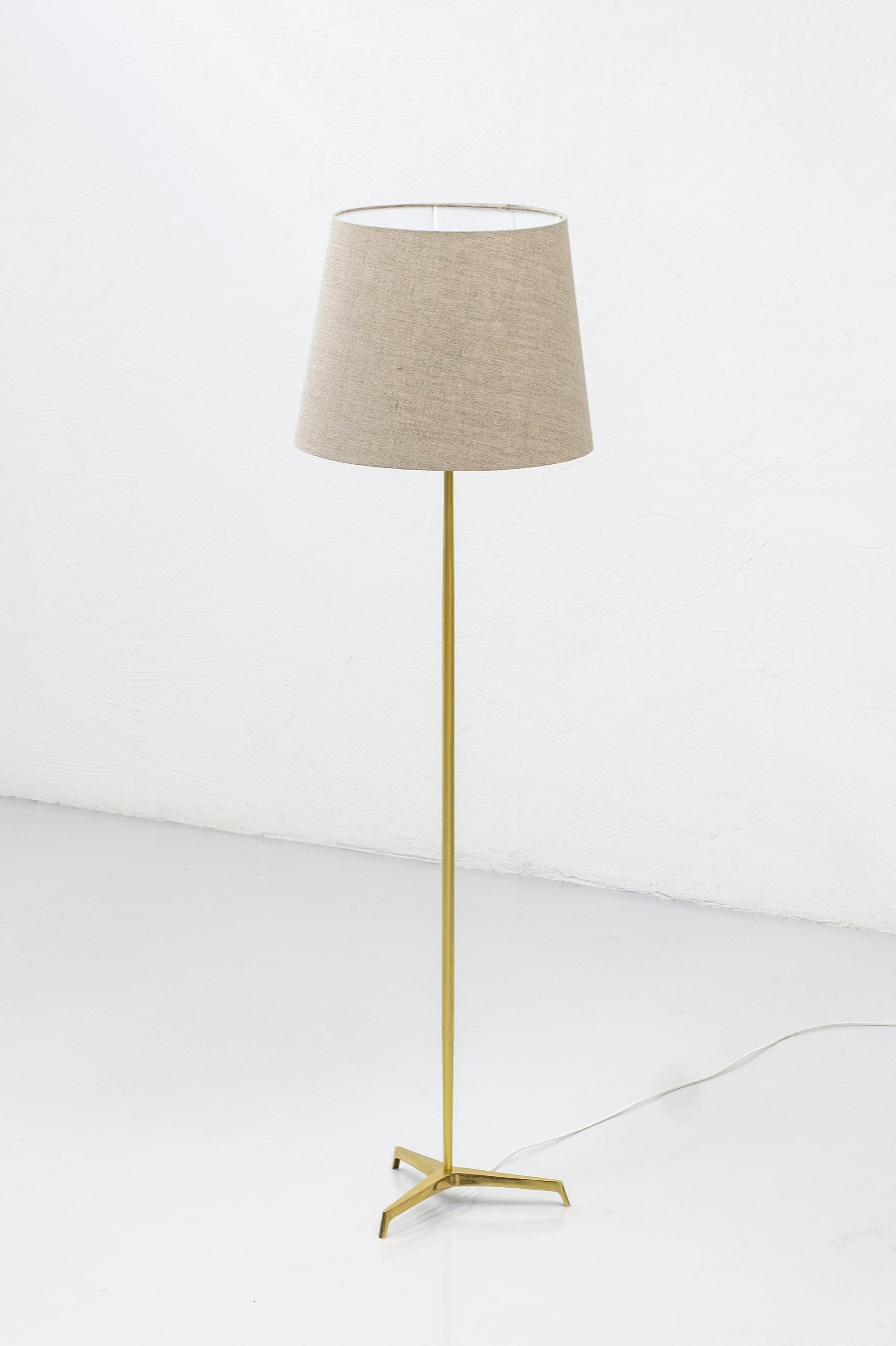Scandinavian Modern Swedish Tripod Floor Lamp in Polished Brass and Linen, Sweden, 1950s For Sale