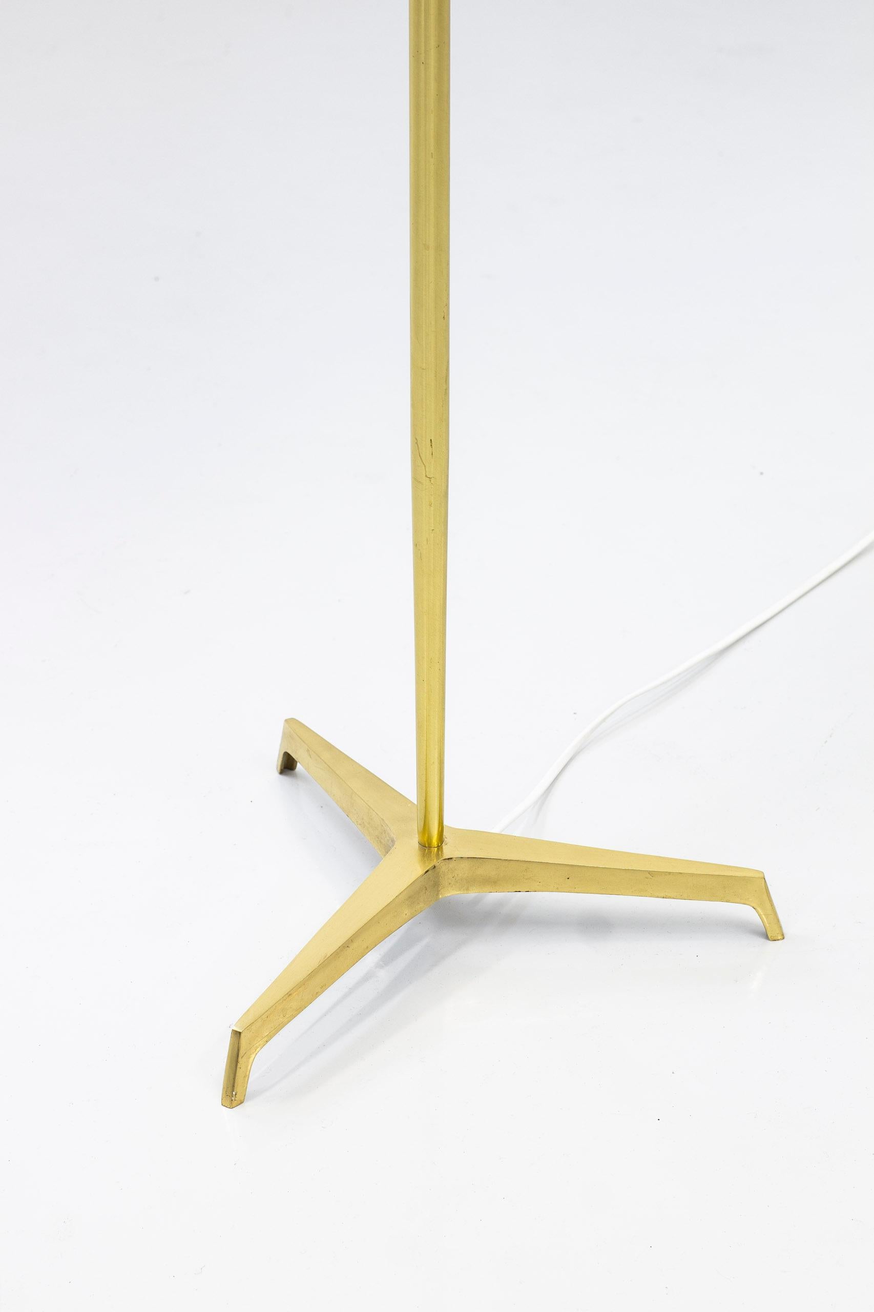 Swedish Tripod Floor Lamp in Polished Brass and Linen, Sweden, 1950s In Good Condition For Sale In Hägersten, SE