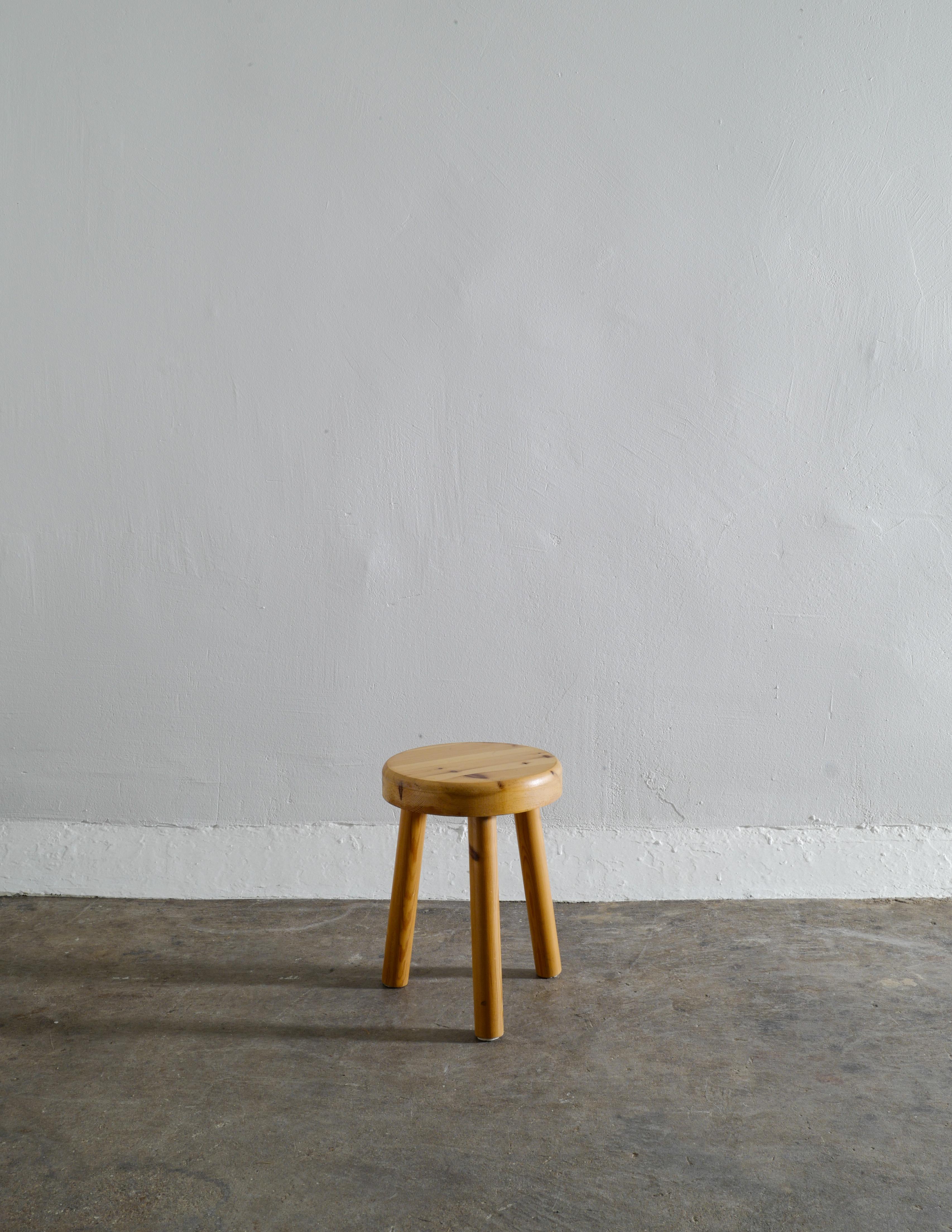 Rare tripod stool in solid pine in good vintage and original condition. Stamped 
