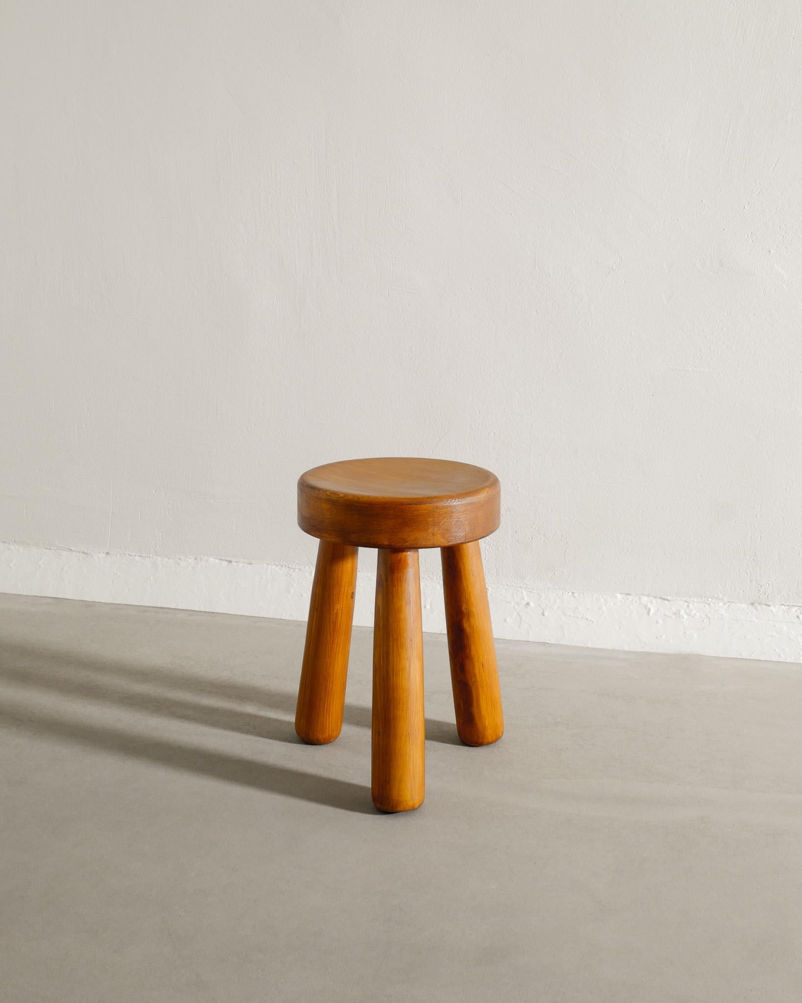 Rare and very nice wooden low tripod stool in stained pine produced by Bergsjö Sweden, 1990s. In good original condition. 

H: 33 cm / 13