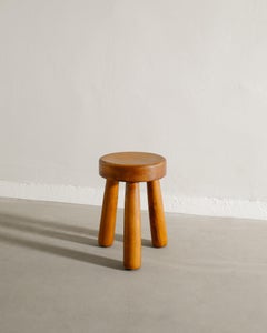 Taburete bajo trípode sueco de madera de pino teñido