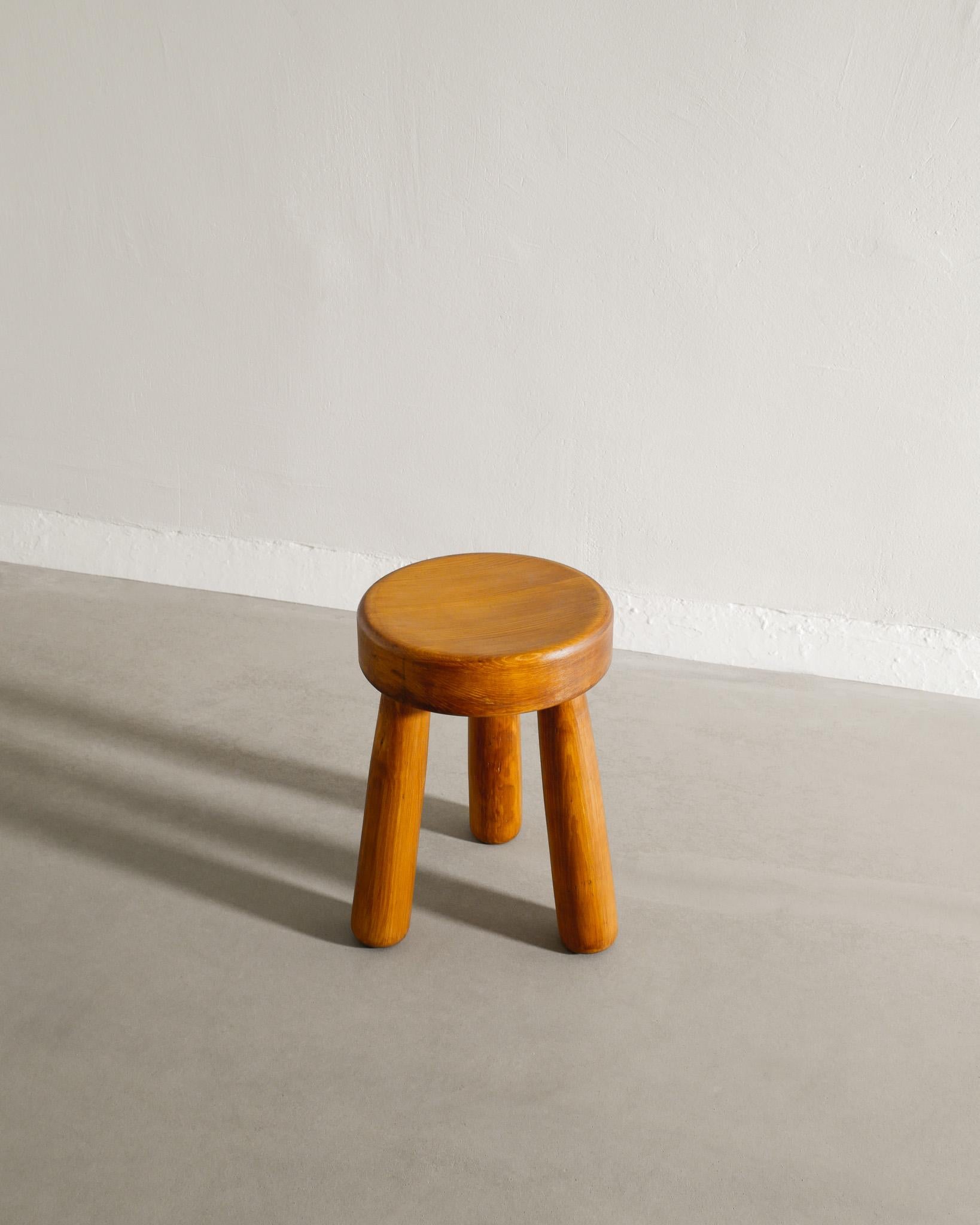 Swedish Tripod Wooden Low Stool in Stained Pine In Good Condition For Sale In Stockholm, SE