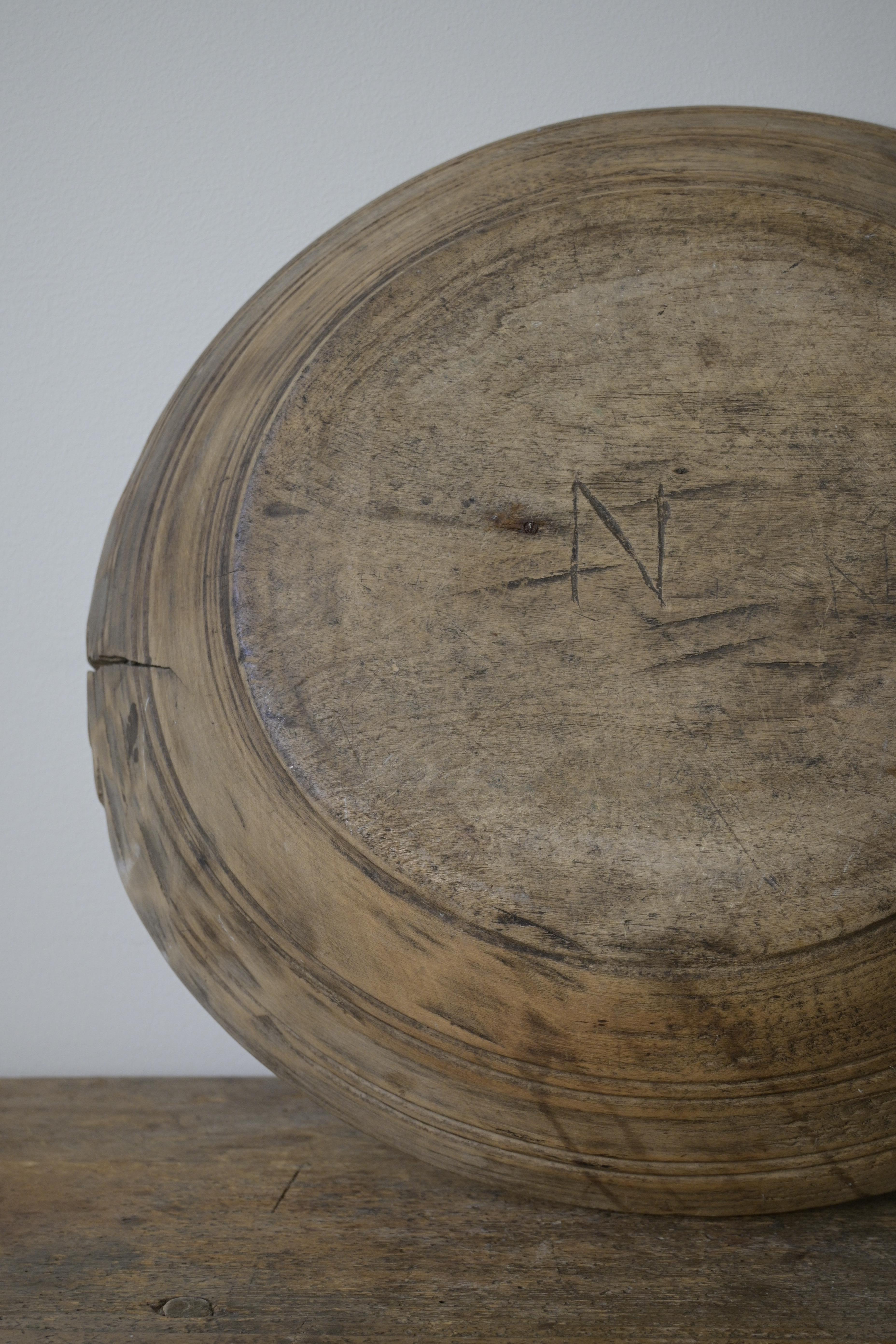 Svedese Ciotola svedese in legno di betulla tornito, fine XVIII-inizio XIX secolo in vendita