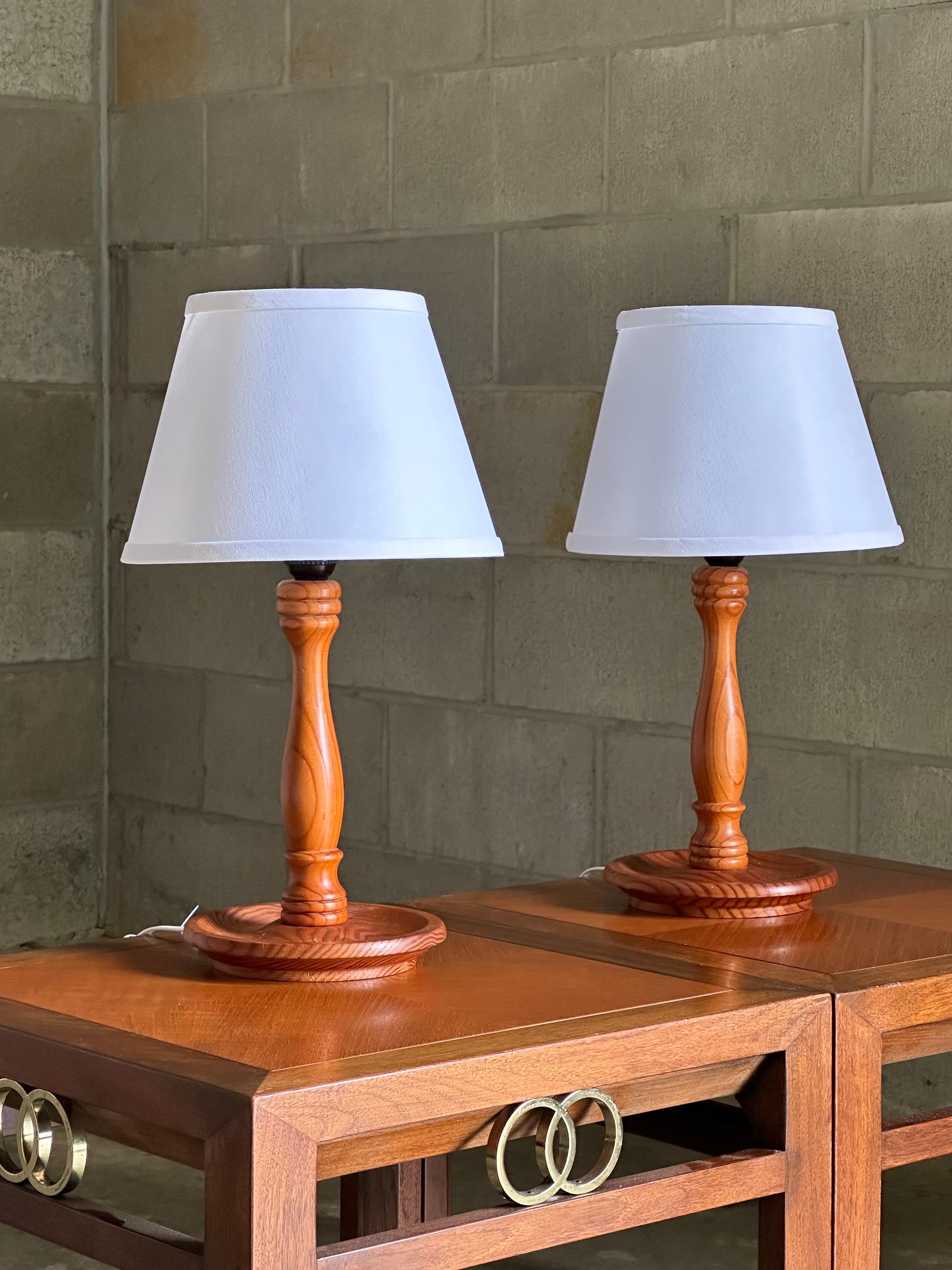 Belle paire de lampes de table suédoises circa 1970. Ils sont exécutés dans une belle base en pin tourné, avec une apparence presque de fourre-tout. Le design peut s'harmoniser avec de nombreux types d'intérieurs.

Les dimensions totales sont de