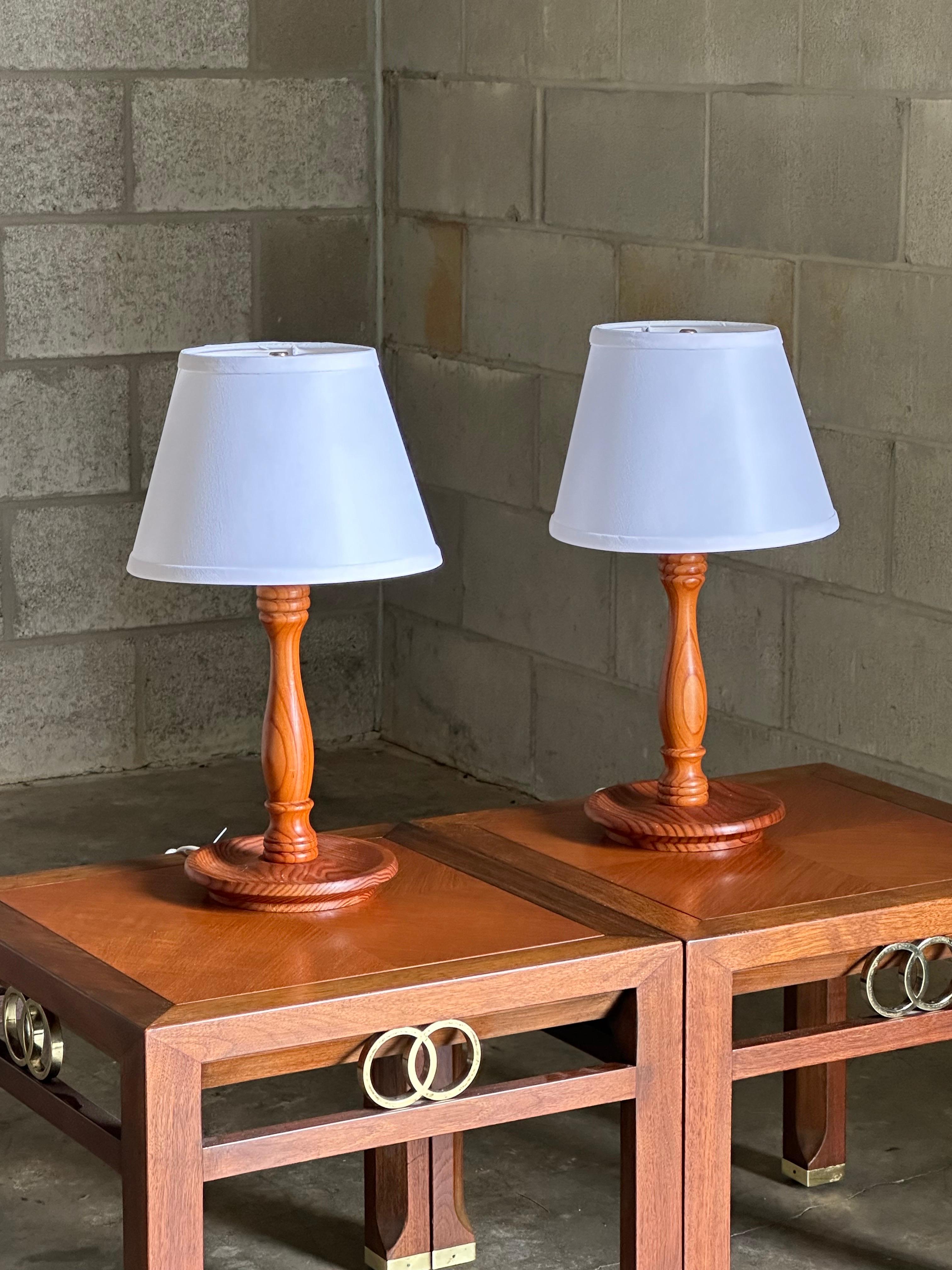 Mid-Century Modern Paire de lampes de table suédoises en pin tourné en vente