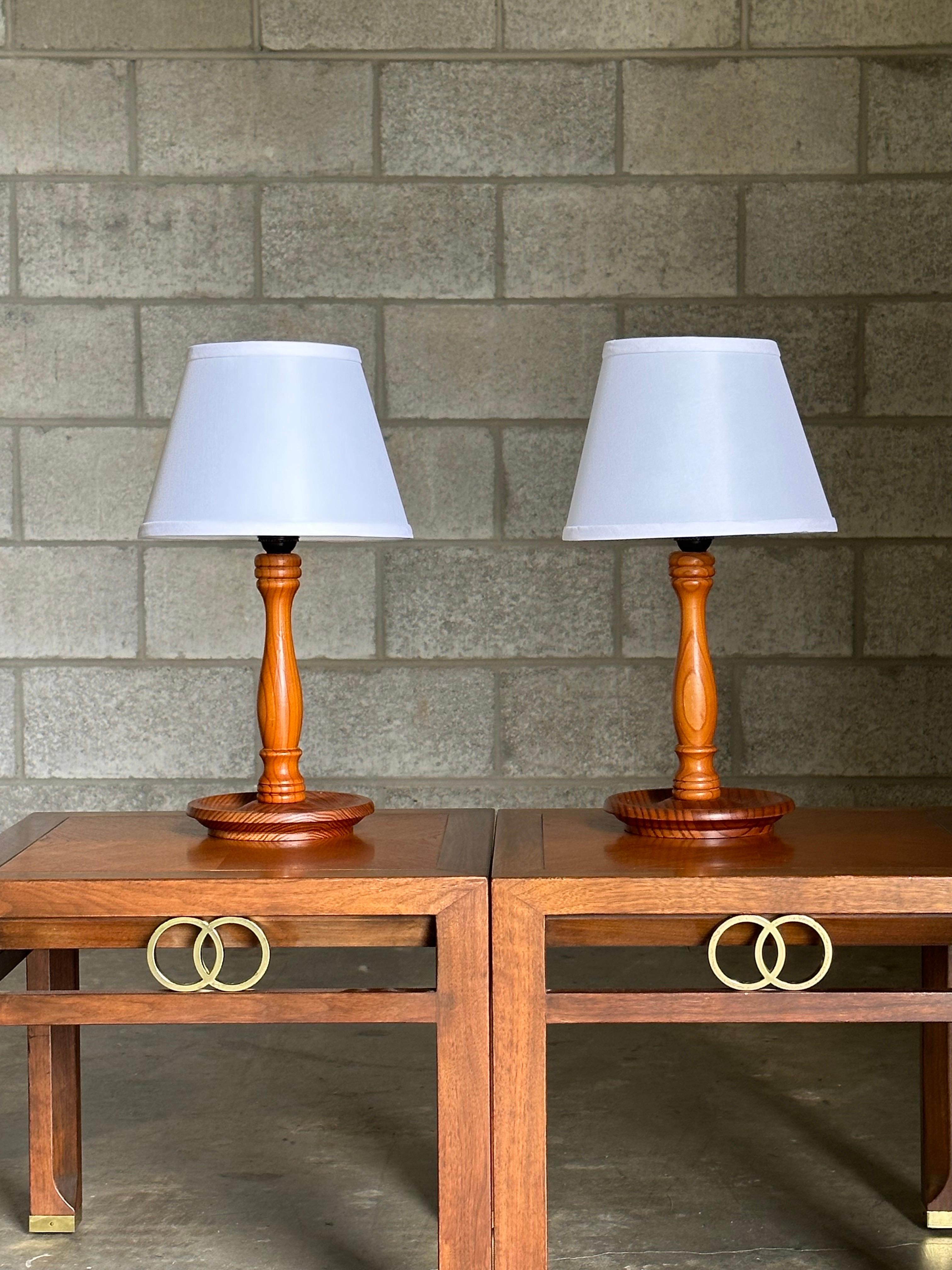 Suédois Paire de lampes de table suédoises en pin tourné en vente
