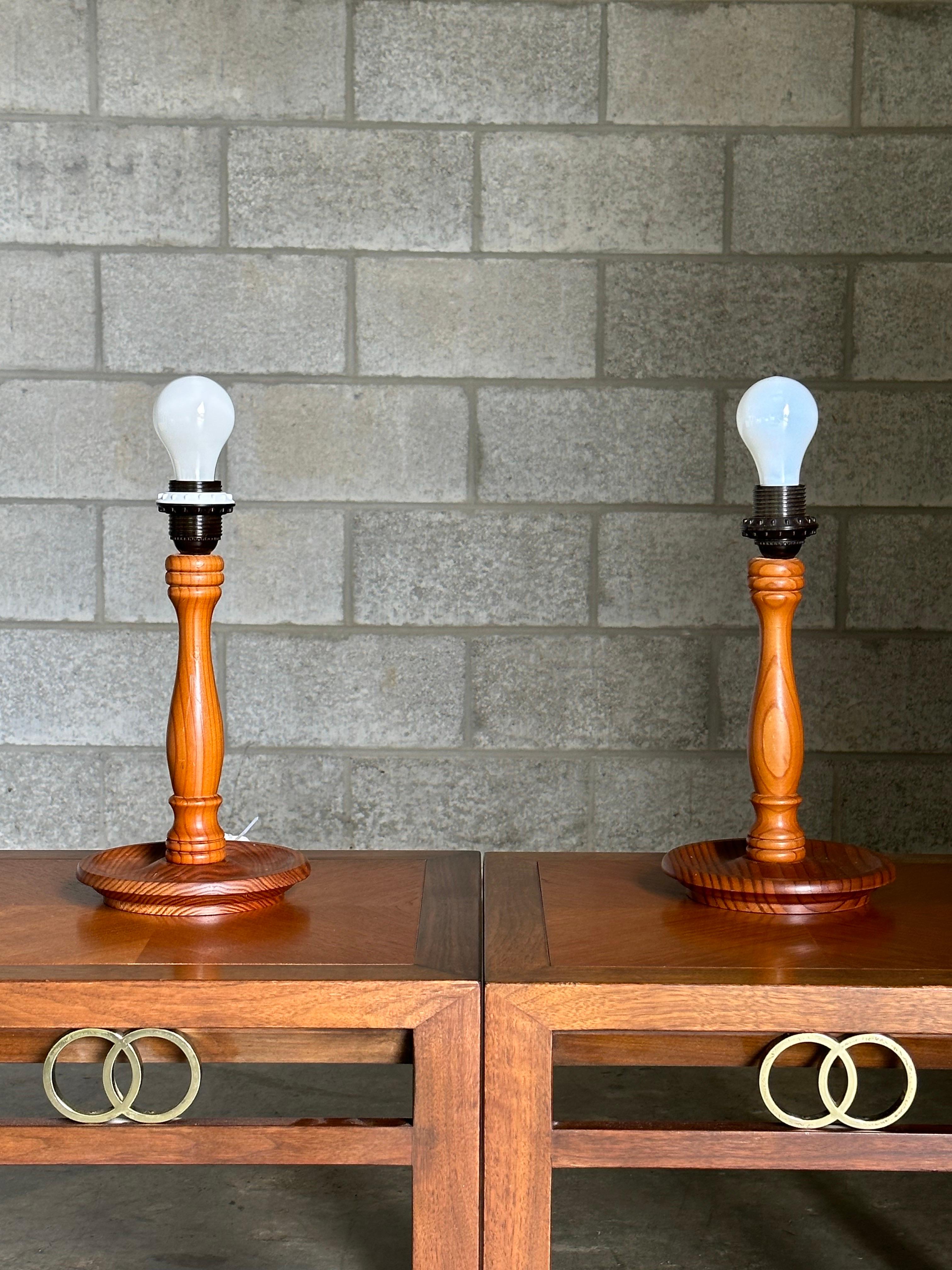 Paire de lampes de table suédoises en pin tourné Bon état - En vente à St.Petersburg, FL