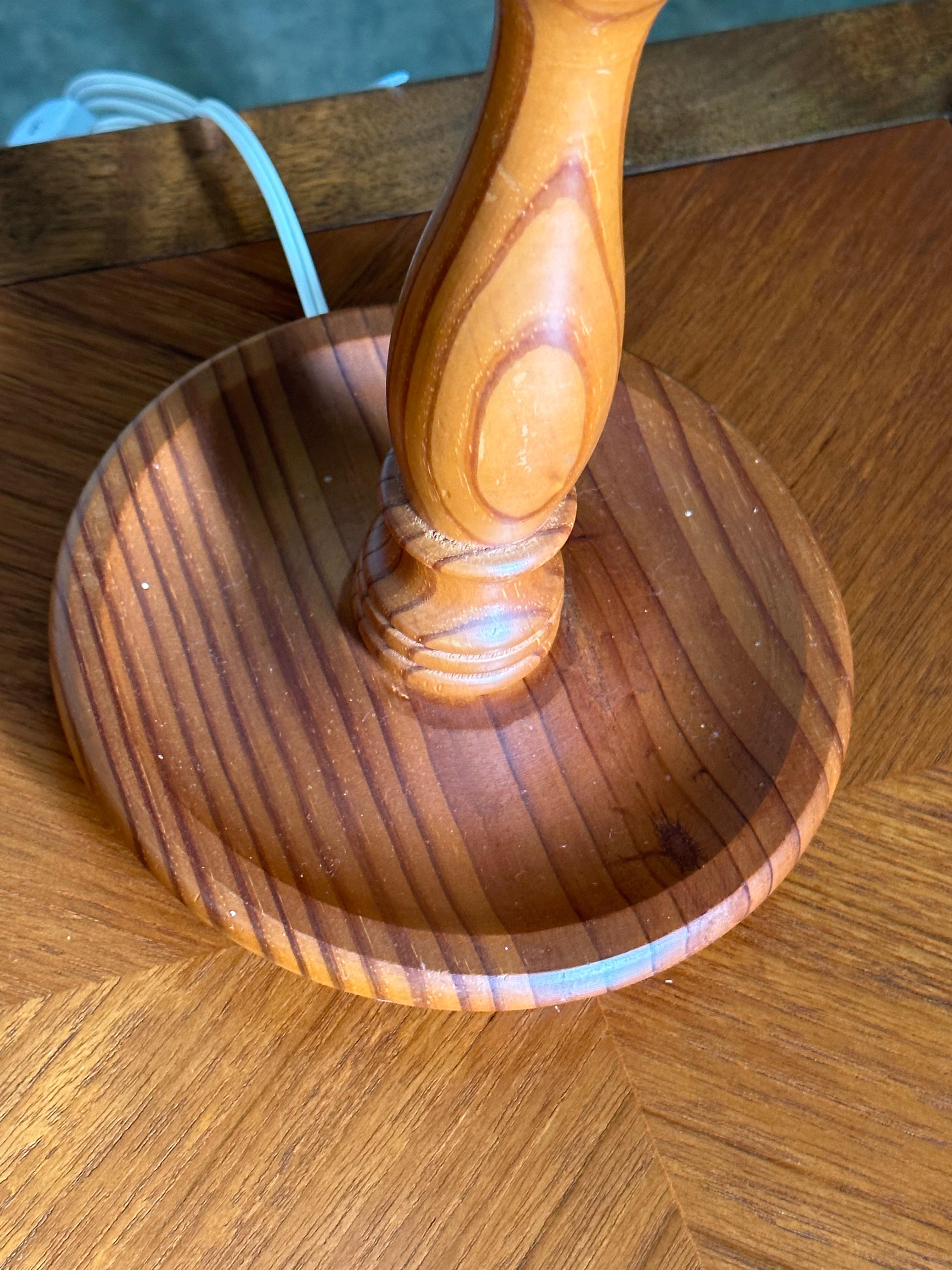 Fin du 20e siècle Paire de lampes de table suédoises en pin tourné en vente