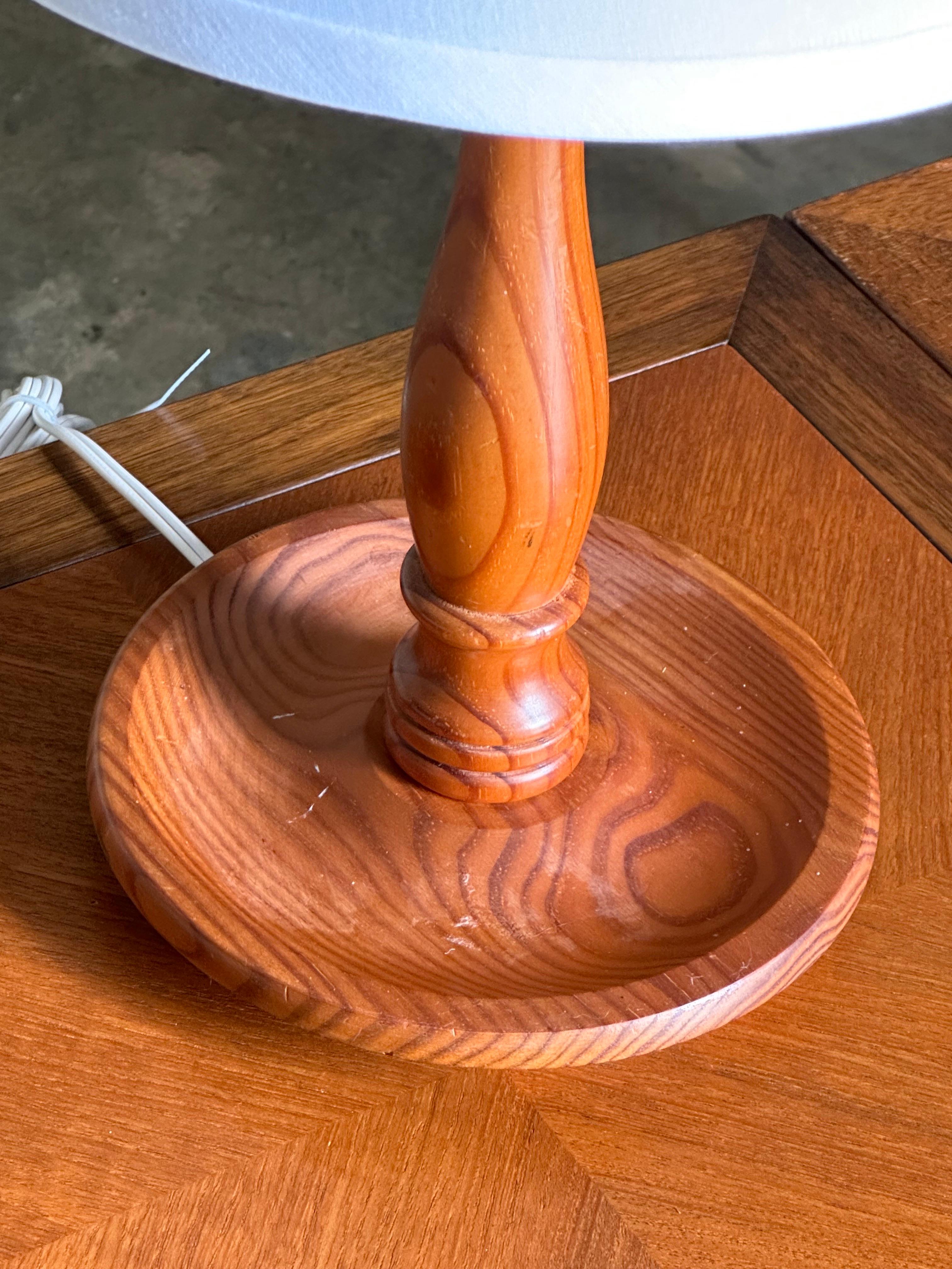 Pin Paire de lampes de table suédoises en pin tourné en vente
