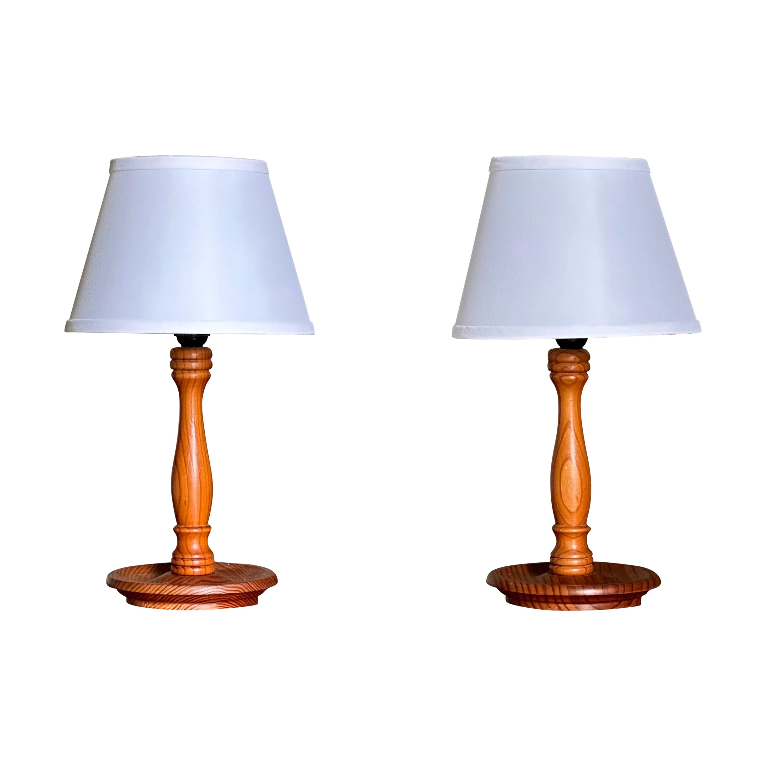 Lampade da tavolo svedesi in pino tornito - una coppia in vendita