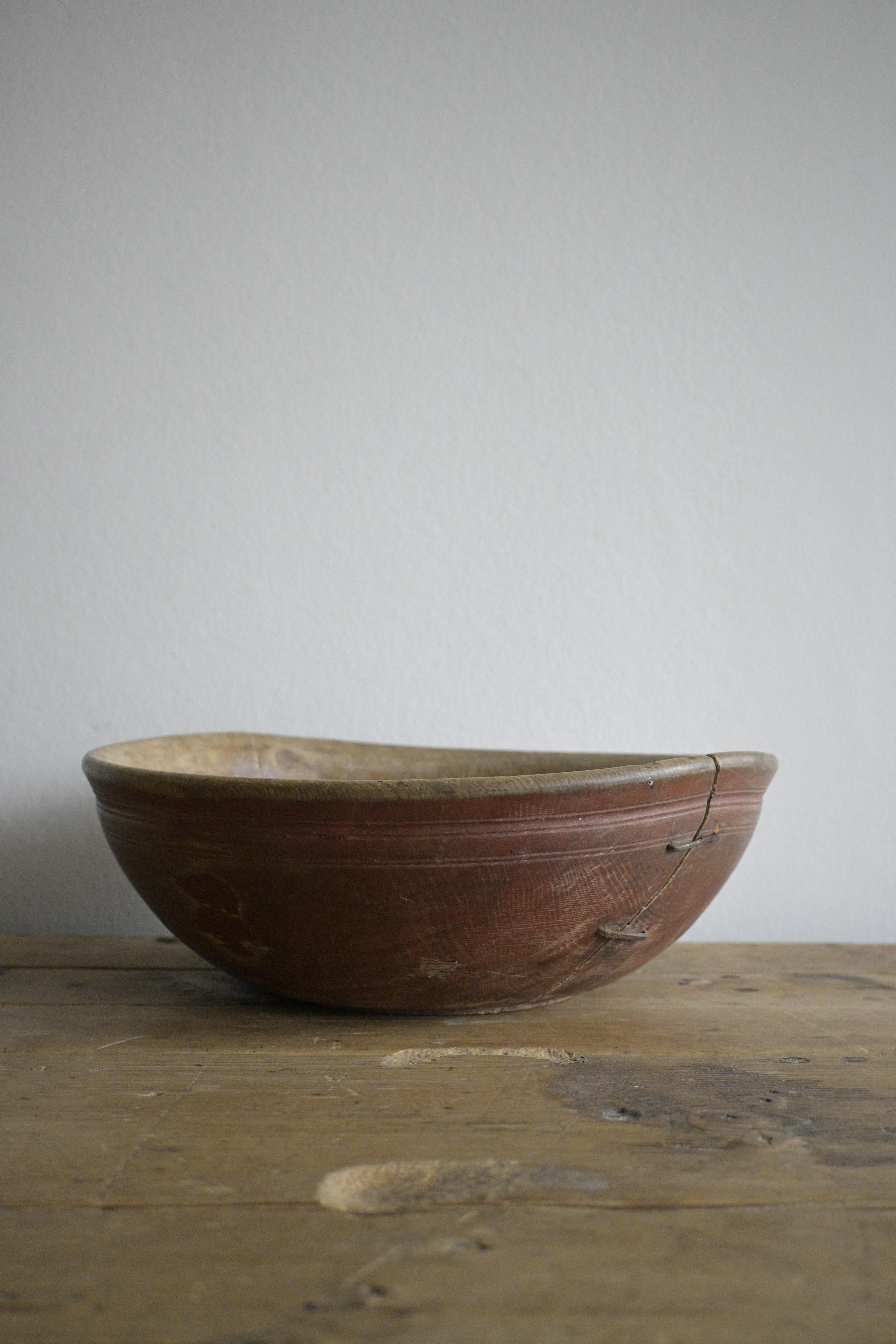 Swedish turned wood bowl ca 1830-1860

With a smooth surfuce and beautiful patina.
Repaired with old metal braces

Made out of birch wood.

Height: 10 cm/3.9 inch
Diameter: 29 cm/11.4 inch