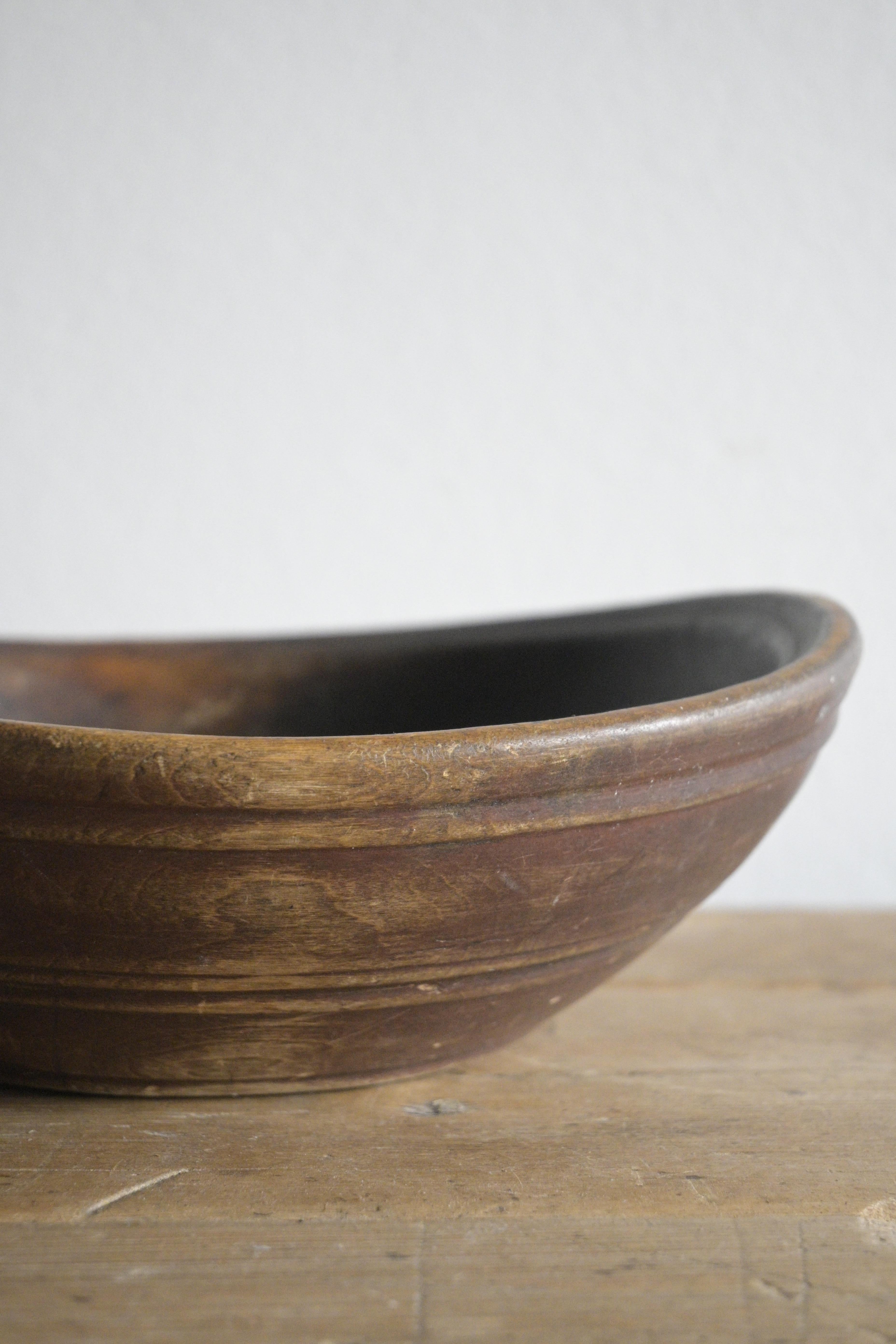 Swedish turned wood Bowl
ca 1880-1890

Made out of birch.

Heigth: 7.5 cm/2.9 inch
Depth: 21.5 cm/8.4 inch
Widht: 22 cm/8.6 inch