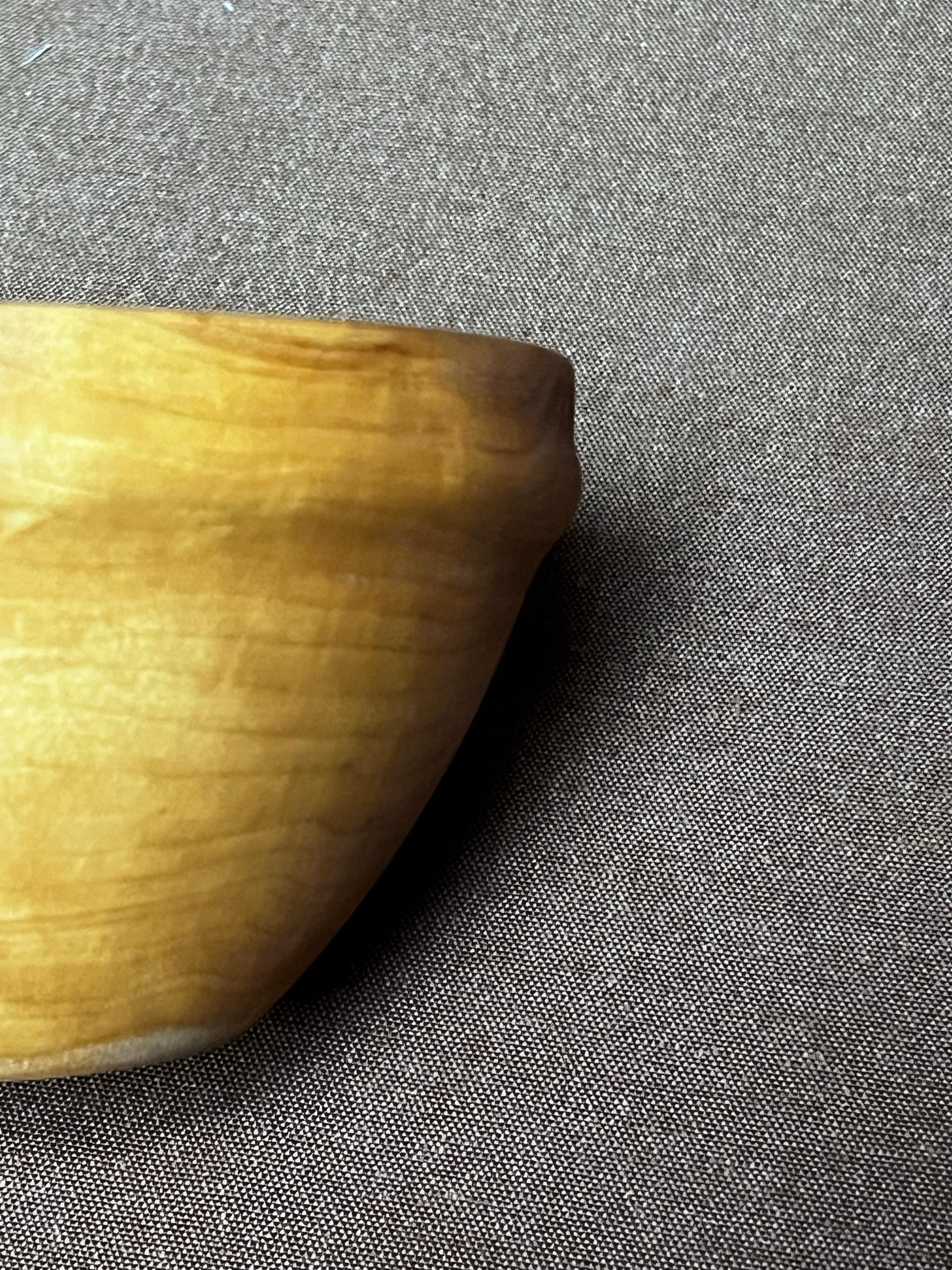 Schwedische gedrechselte Holzschale Folk Craft handgefertigt Anfang 20. (Frühes 20. Jahrhundert) im Angebot