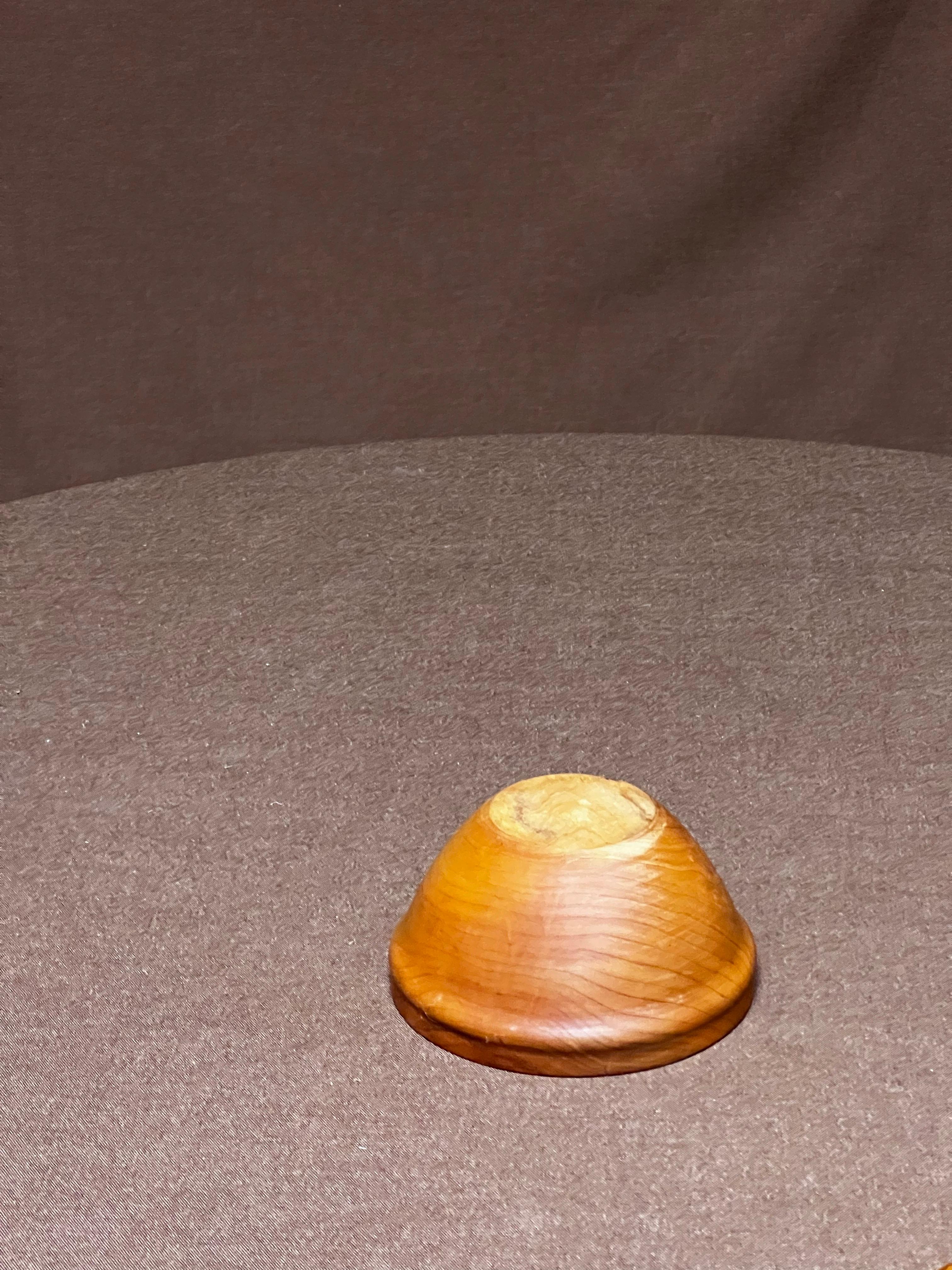Schwedische gedrechselte Holzschale Folk Craft handgefertigt Anfang 20. (Birke) im Angebot