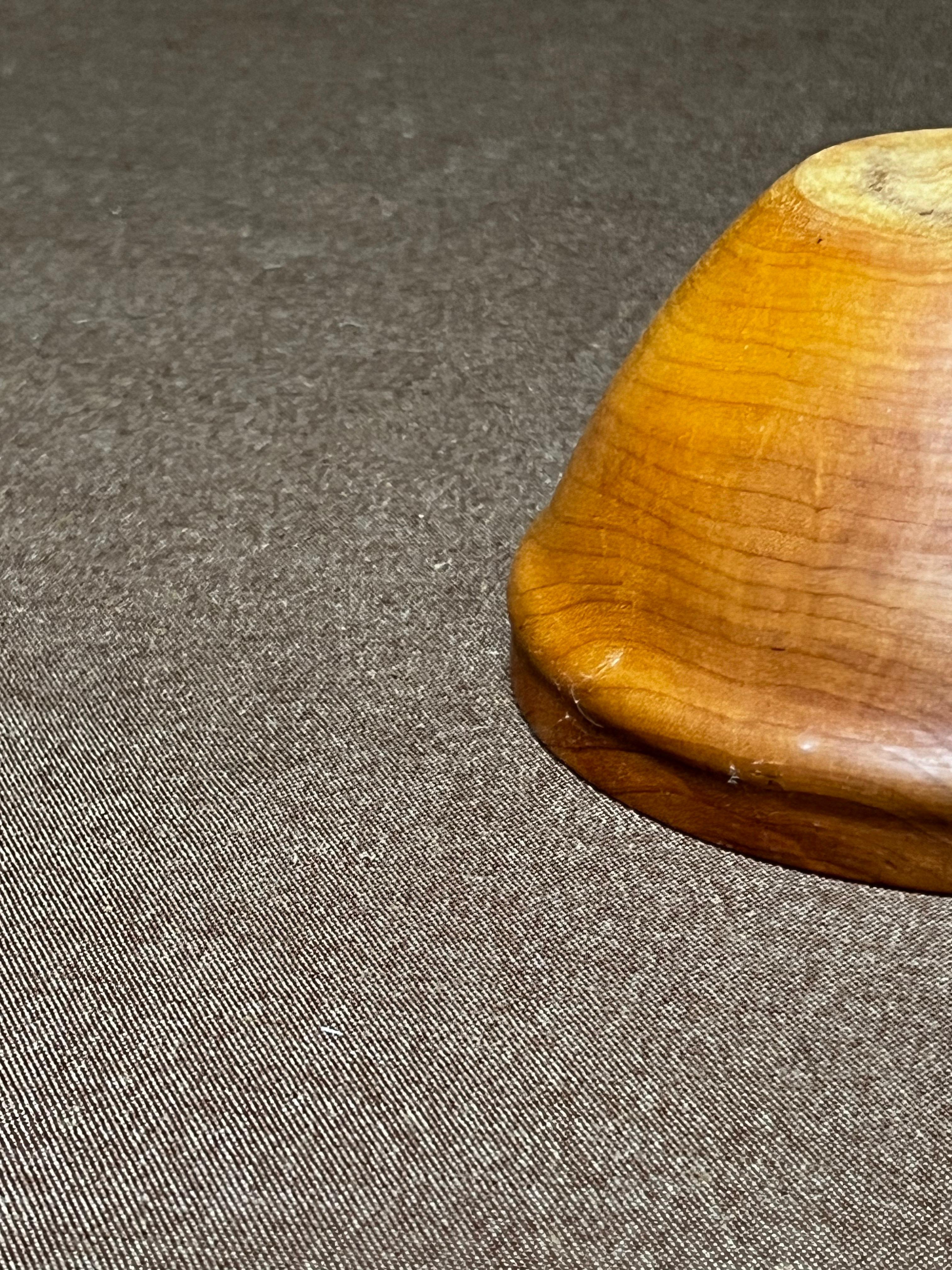 Schwedische gedrechselte Holzschale Folk Craft handgefertigt Anfang 20. im Angebot 1