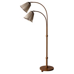 Lampadaire suédois à deux bras, laiton, placage de bois enveloppé, tissu, années 1930