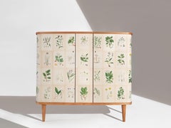 Armoire suédoise à deux portes avec illustrations d'I Franks Flora, style Josef Frank