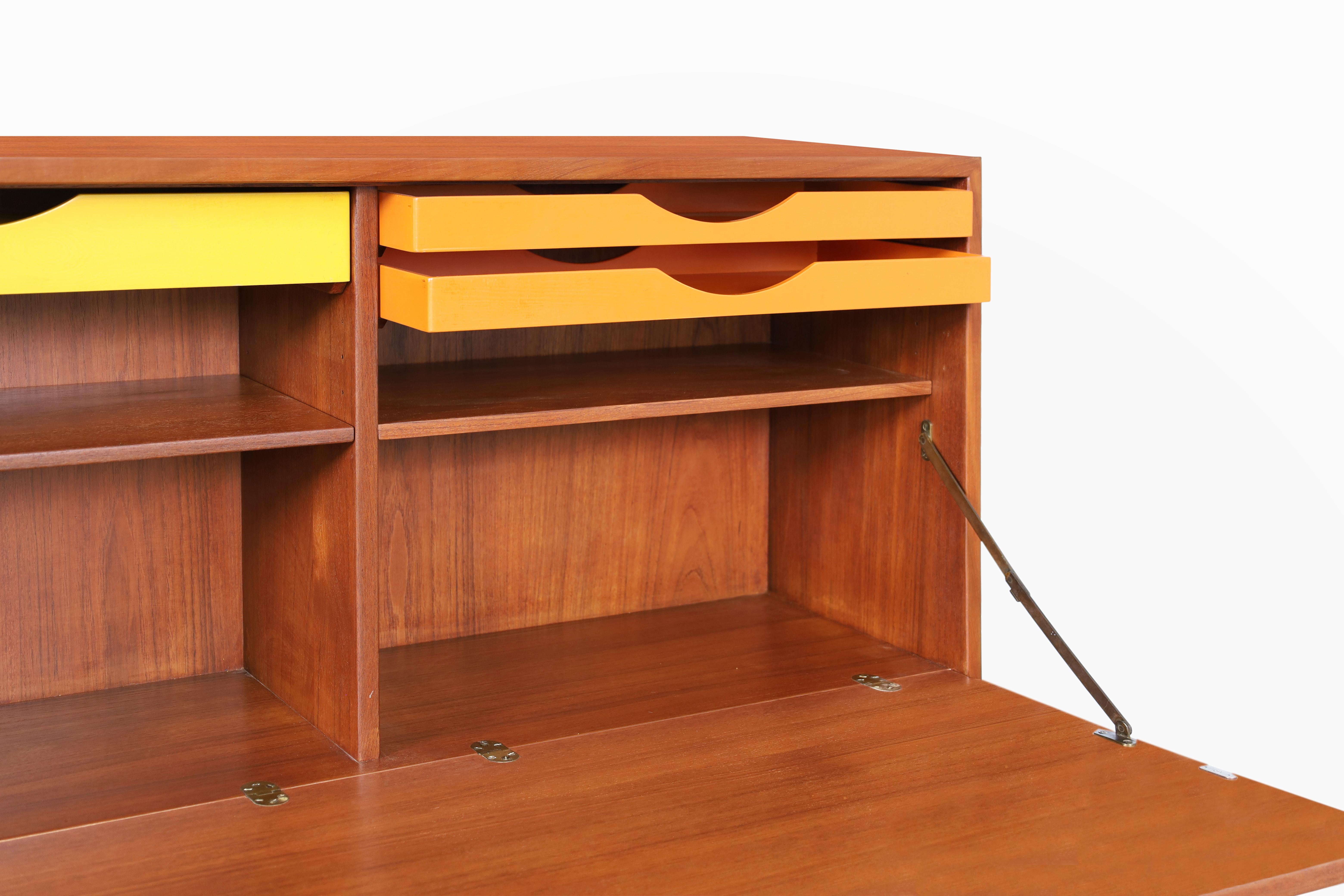 Metà XX secolo Cabinet o scrivania svedese in teak a due pezzi di Børge Mogensen in vendita