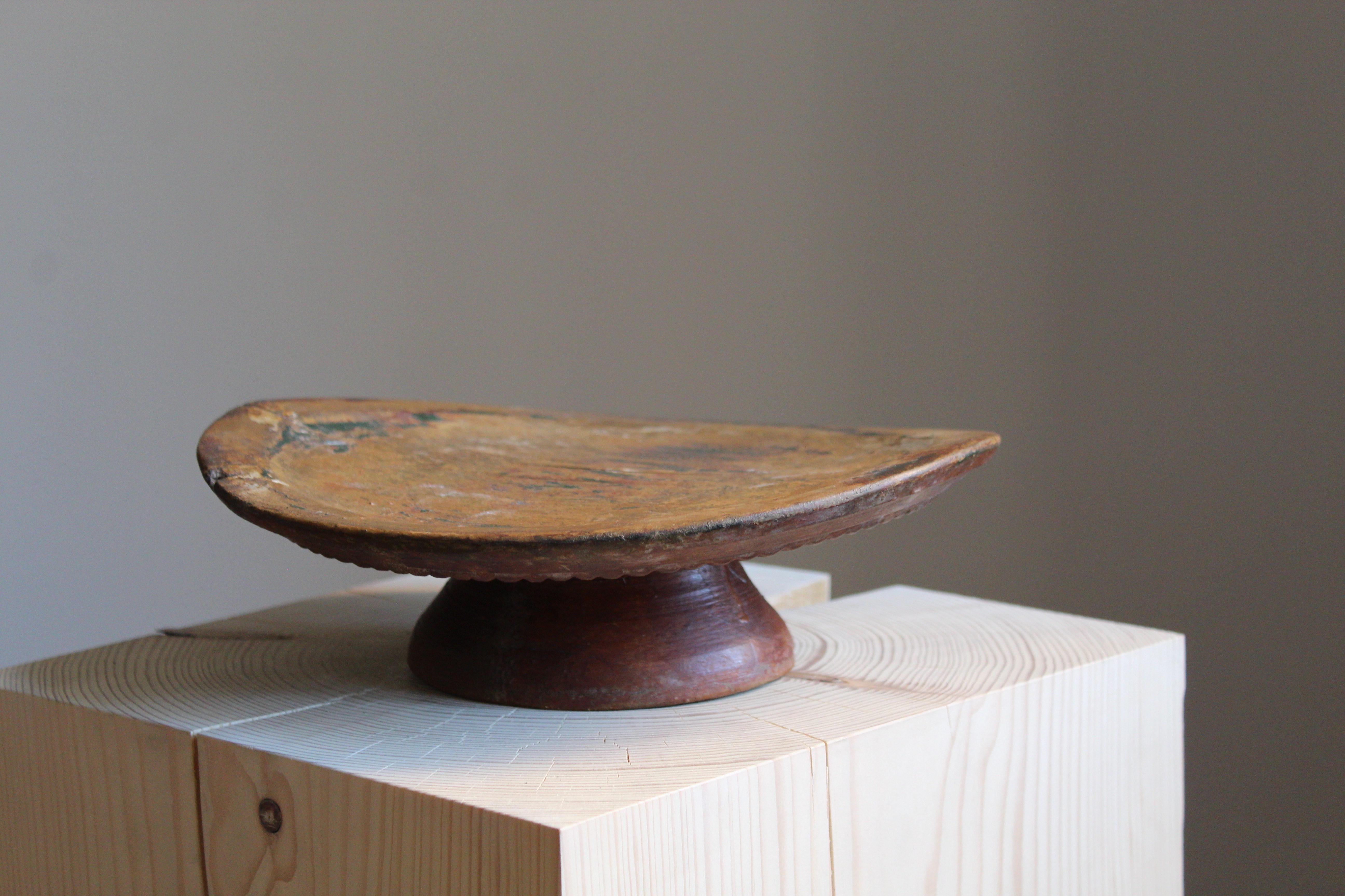 An antique and unique organic and early farmers wooden serving platter. With highly appealing patina and sculptural appeal, produced in Sweden, 19th century.
 