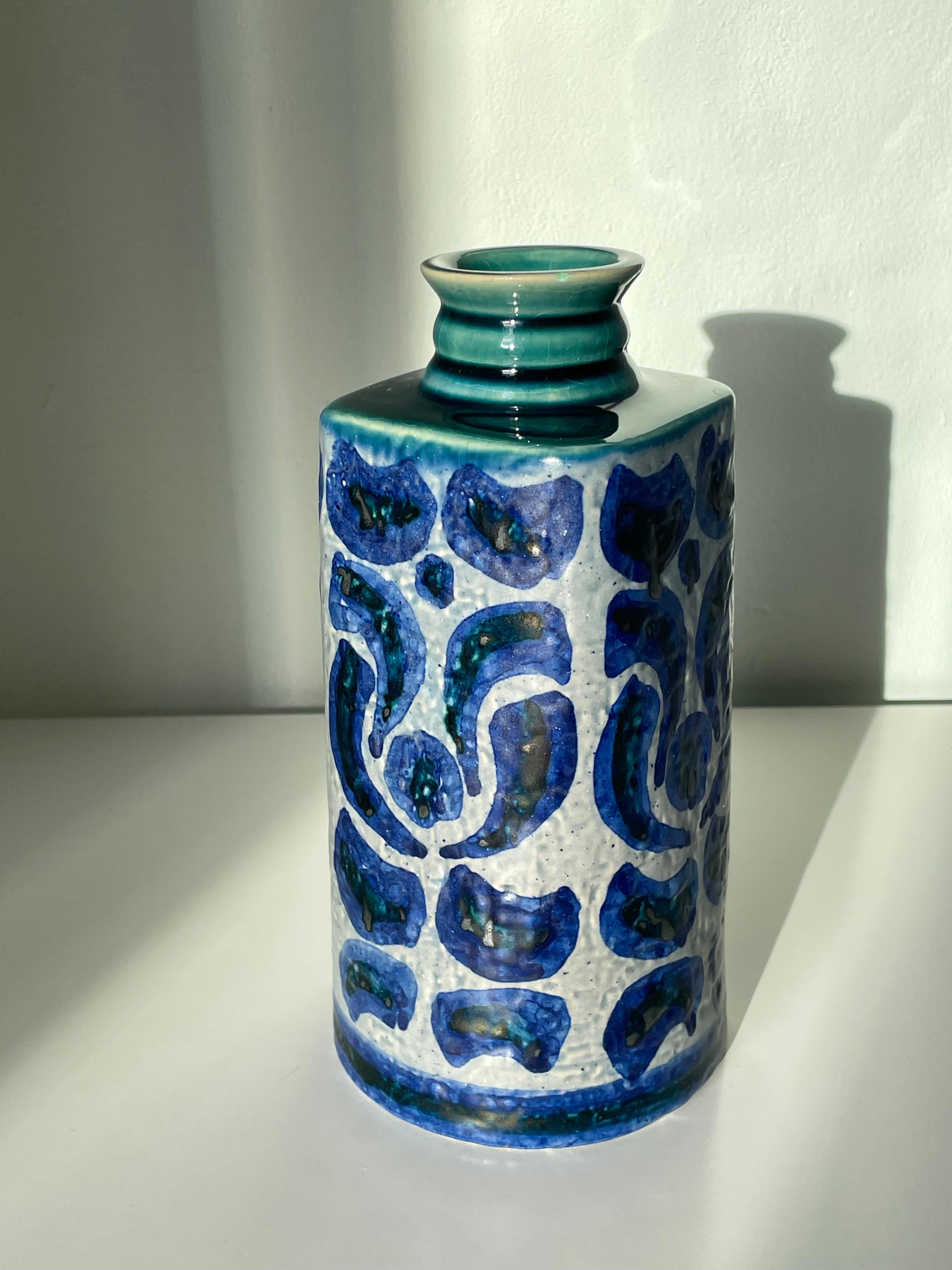 Handgedrehte schwedische Keramikvase aus der Mitte des Jahrhunderts, hergestellt von Upsala Ekeby in den 1960er Jahren. Handgemalte grafische dunkle und kobaltblaue Verzierungen auf grauem Hintergrund. Weiches, quadratisches Oberteil mit glänzender