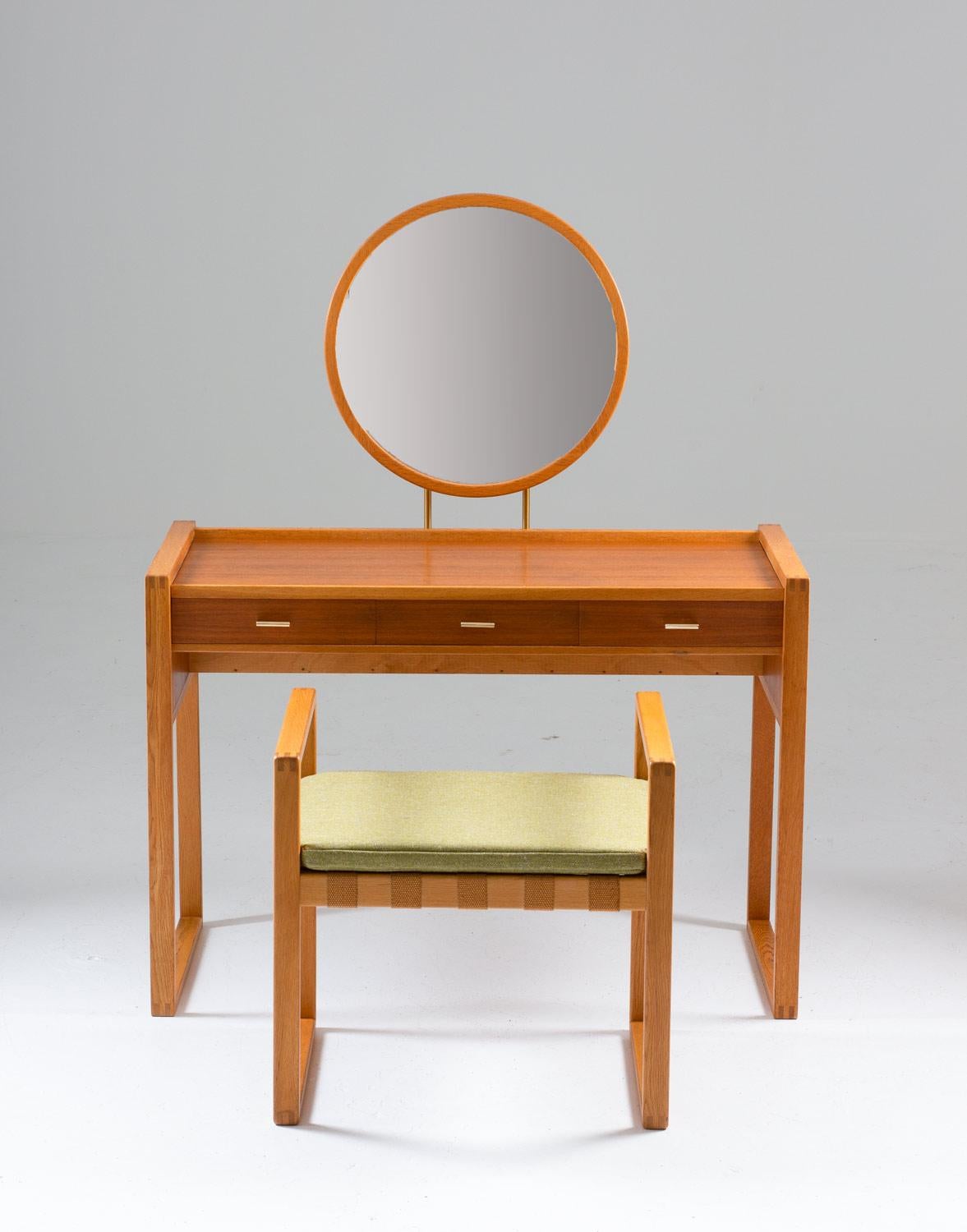 Elegant vanity table with stool by AB Nybrofabriken, Fröseke, Sweden.
This vanity table mixes simplicity and details in a superb way. The handles for the drawers and the mirror stand are made of brass, and the table is made of teak with details in