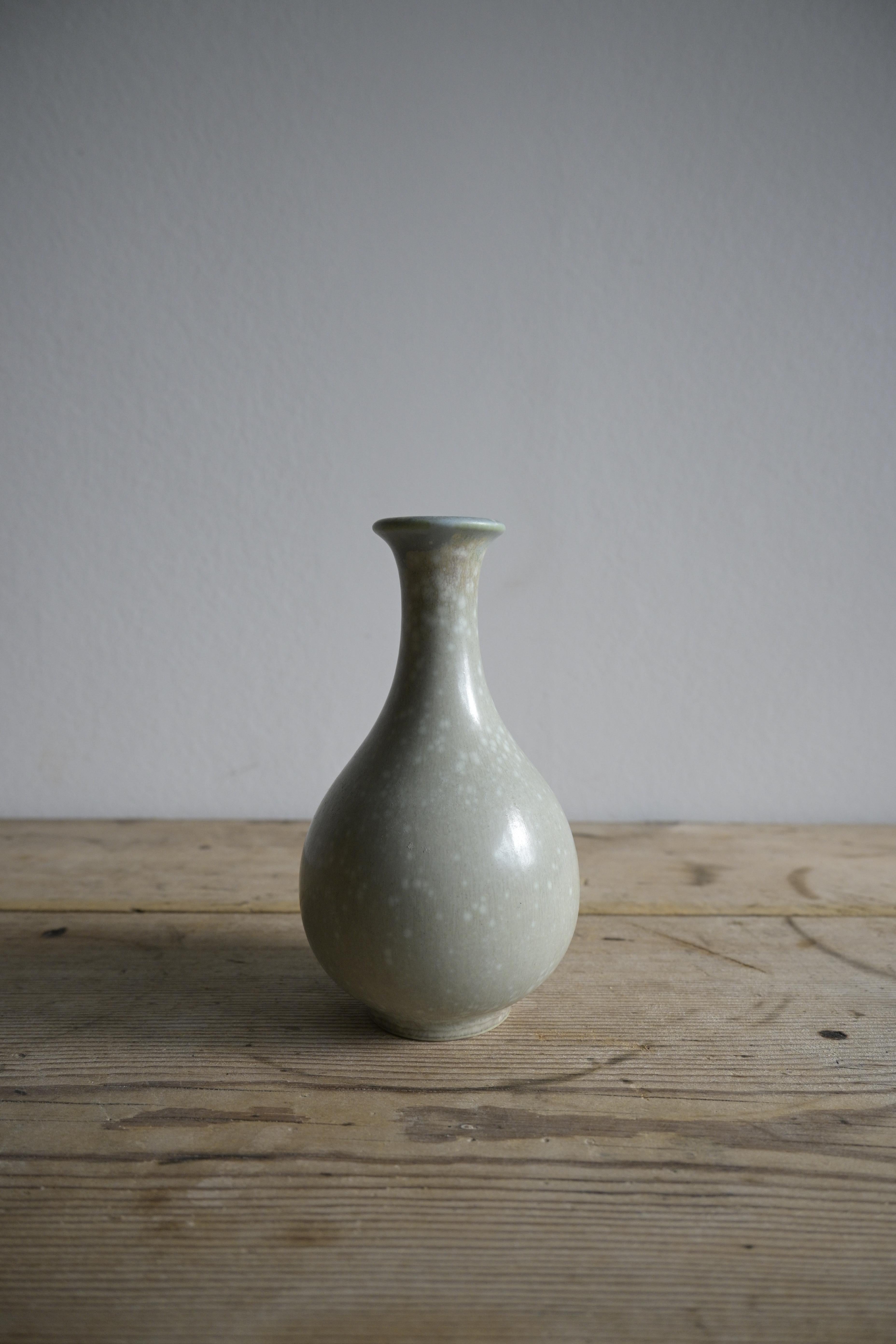 Vaso svedese di Gunnar Nylund, Rörstrand 1950 ca.

Qualità di prima scelta.

Altezza: 15 cm/5,9 pollici
Diametro: 8 cm/3,1 pollici


Gunnar Nylund (1904-1997) è stato un rinomato artista e designer ceramico svedese, noto per i suoi significativi