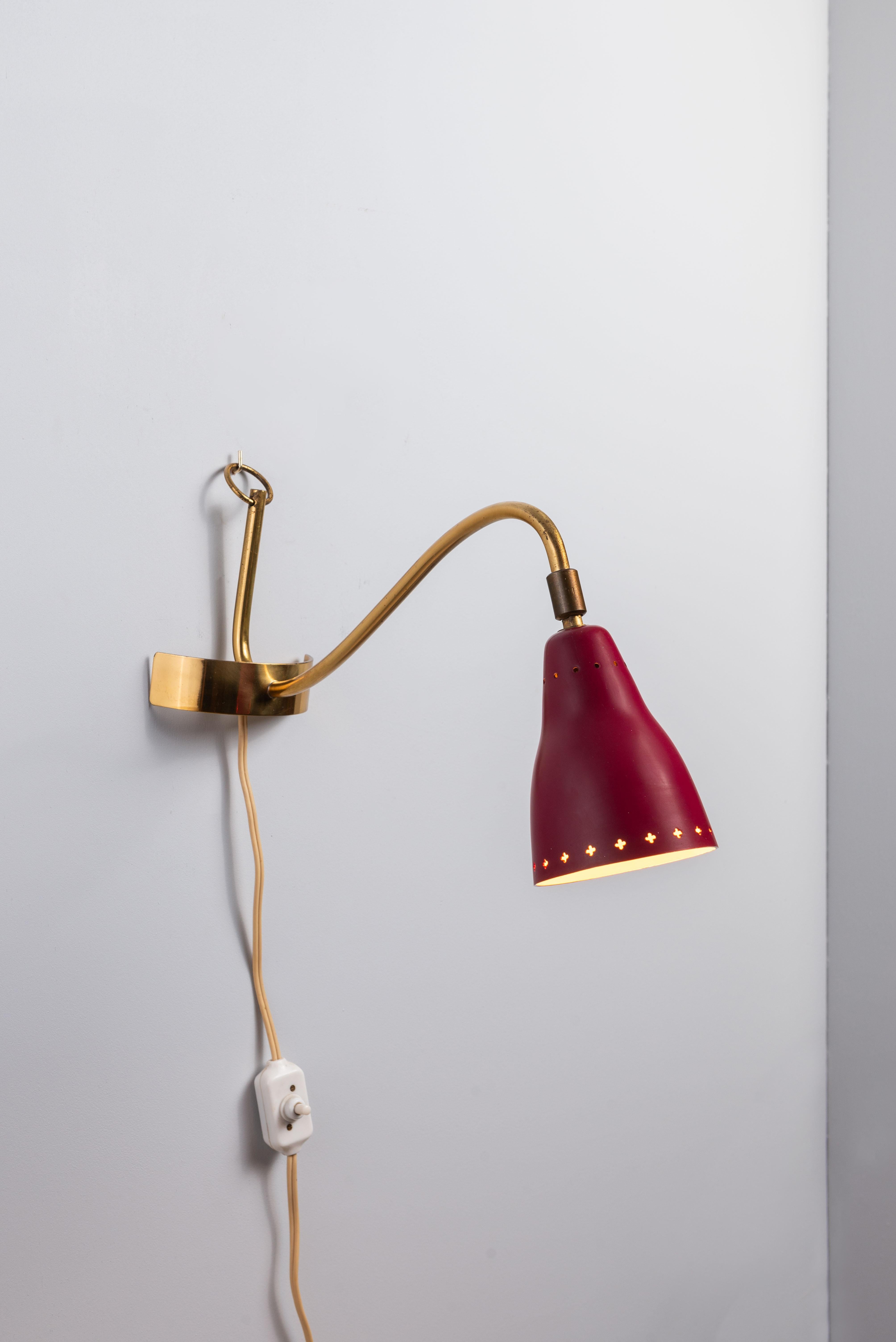 Suédois Lampe suédoise polyvalente en laiton et métal Mid-Century Suède 1950 en vente