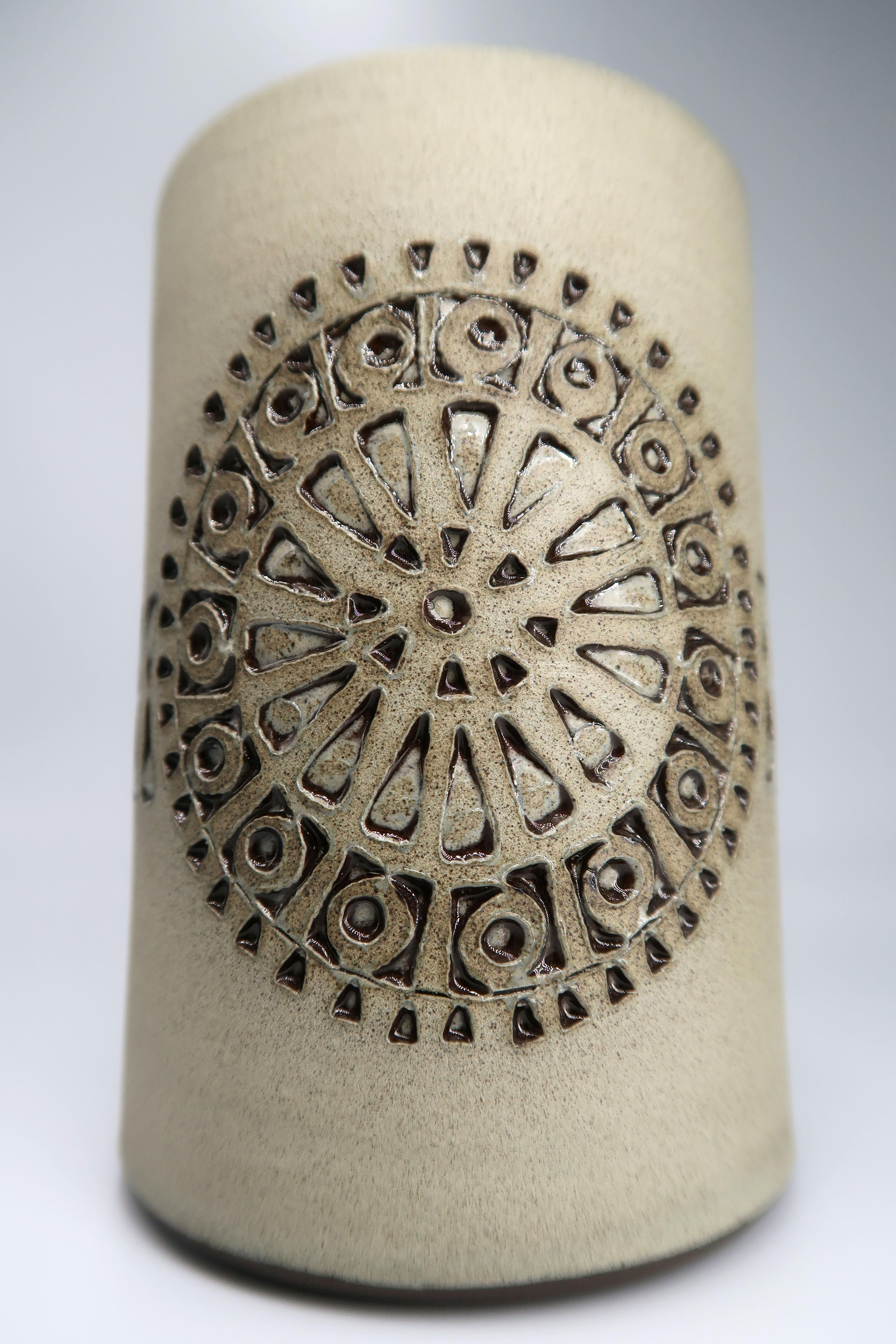 Atemberaubende rustikale handgefertigte Keramik schwedischen Mid-Century Modern zylindrische Vase mit komplizierten Hand geschnitzt grafische Muster. Hergestellt von Alingsås Keramik in der schwedischen Kleinstadt Alingsås in den 1960er Jahren.