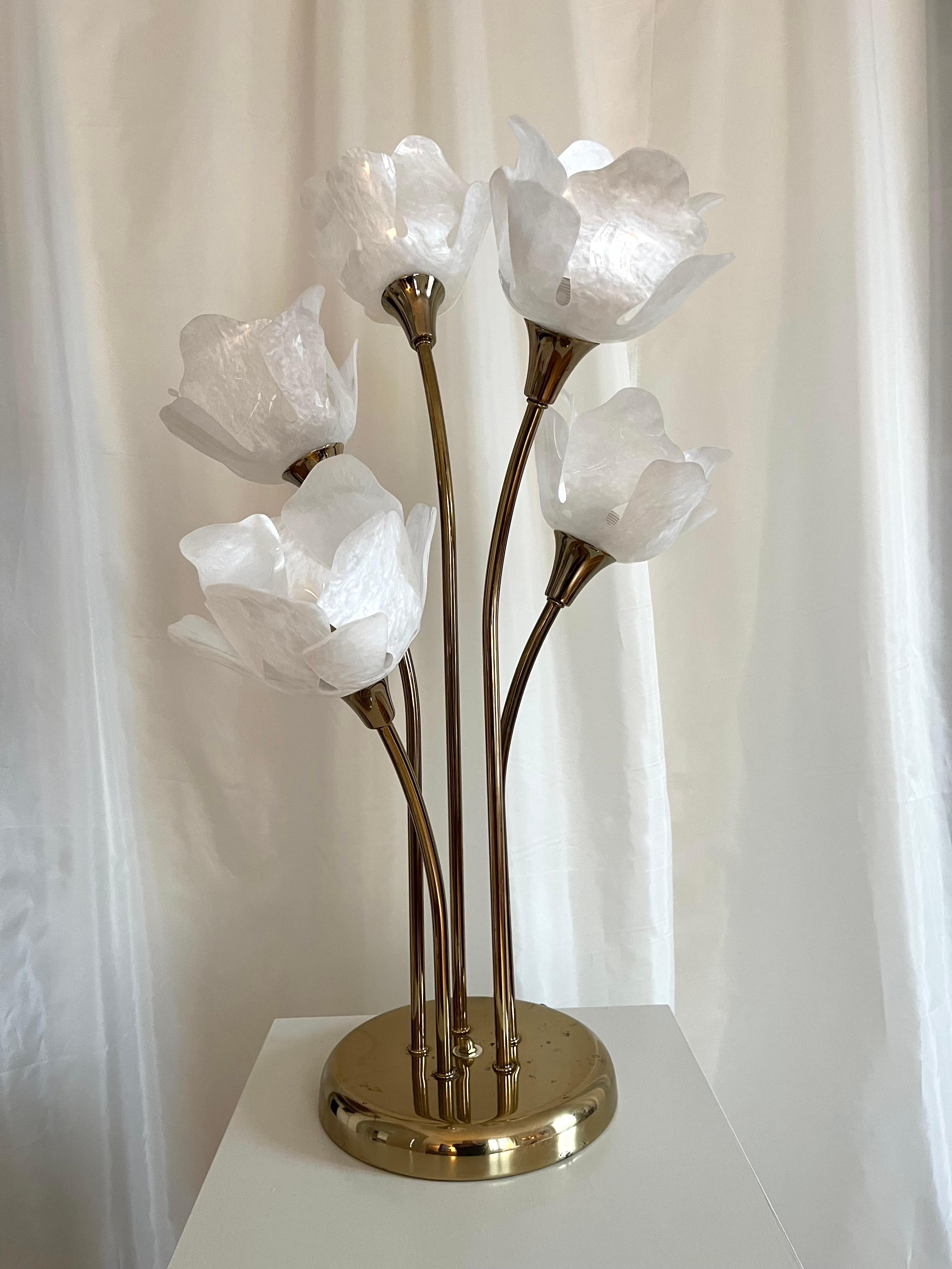 Lampe de bureau suédoise vintage en laiton avec abat-jour en forme de fleur ressemblant à des perles

Lampe de table vintage suédoise en laiton, ornée d'abat-jours en plastique perlé en forme de fleur. Avec ses cinq bras et ses abat-jours, cette