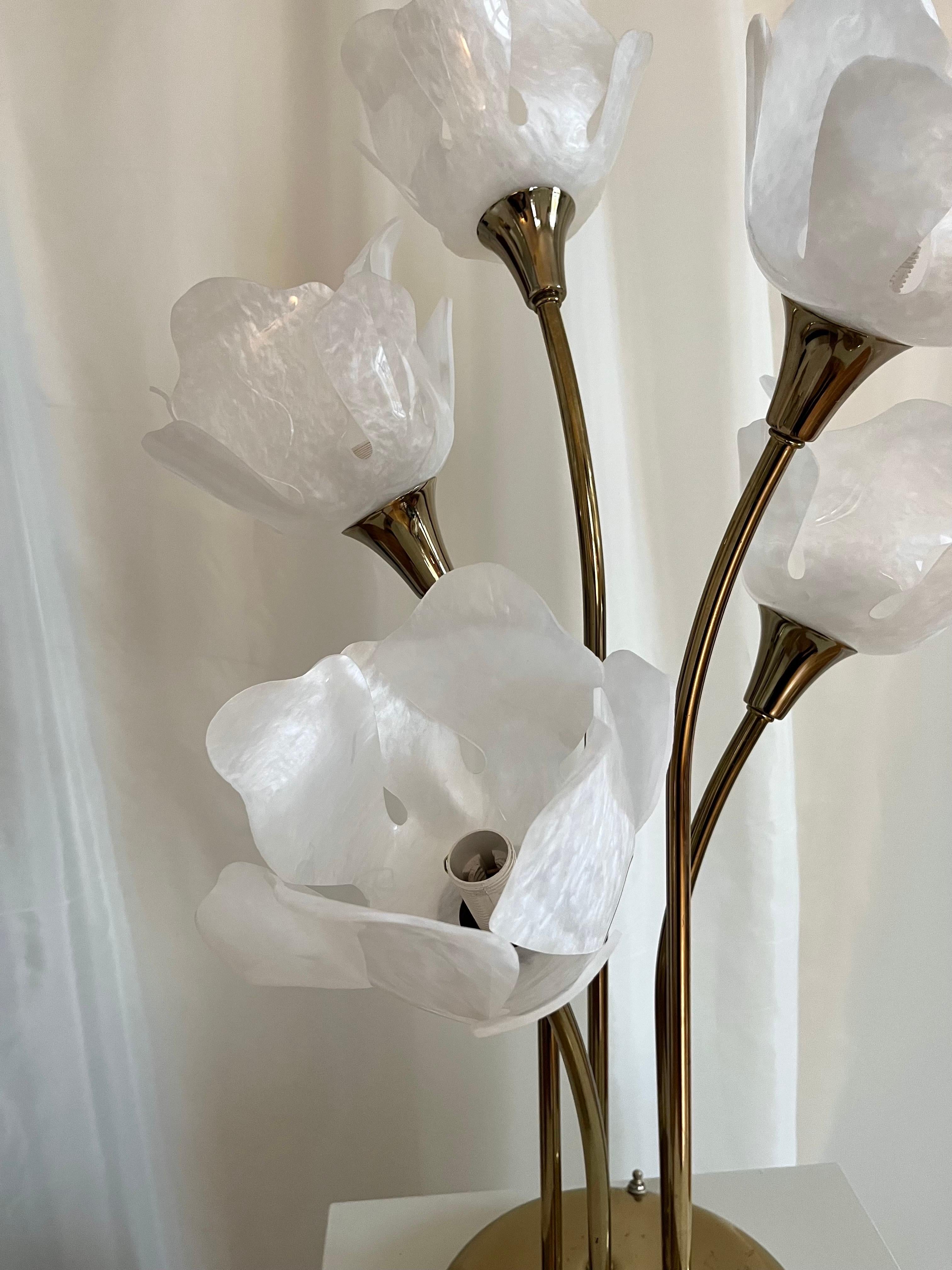 Hollywood Regency Lampe de bureau suédoise vintage en laiton avec abat-jour en forme de fleur ressemblant à des perles en vente