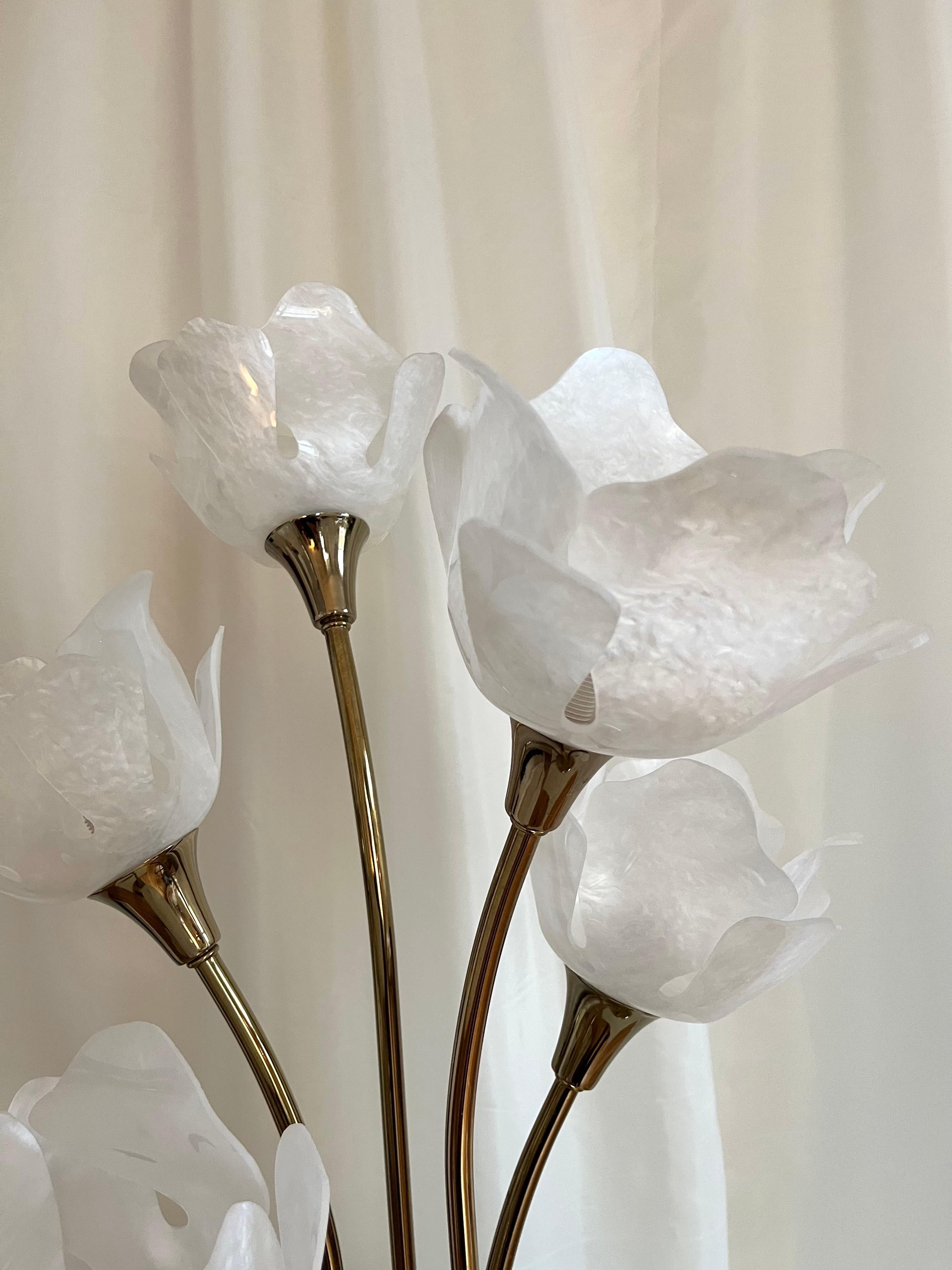 Suédois Lampe de bureau suédoise vintage en laiton avec abat-jour en forme de fleur ressemblant à des perles en vente