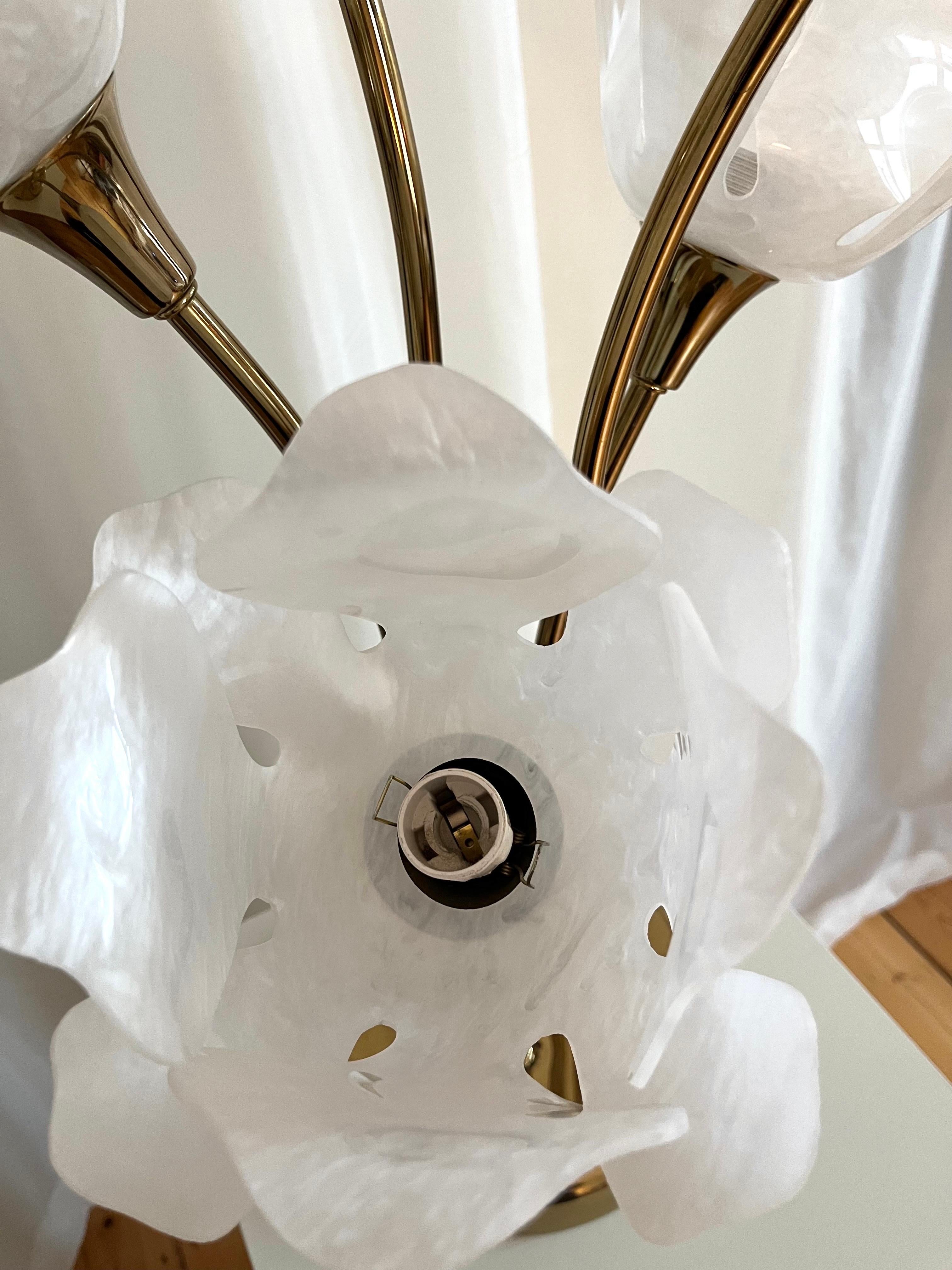 Fin du 20e siècle Lampe de bureau suédoise vintage en laiton avec abat-jour en forme de fleur ressemblant à des perles en vente