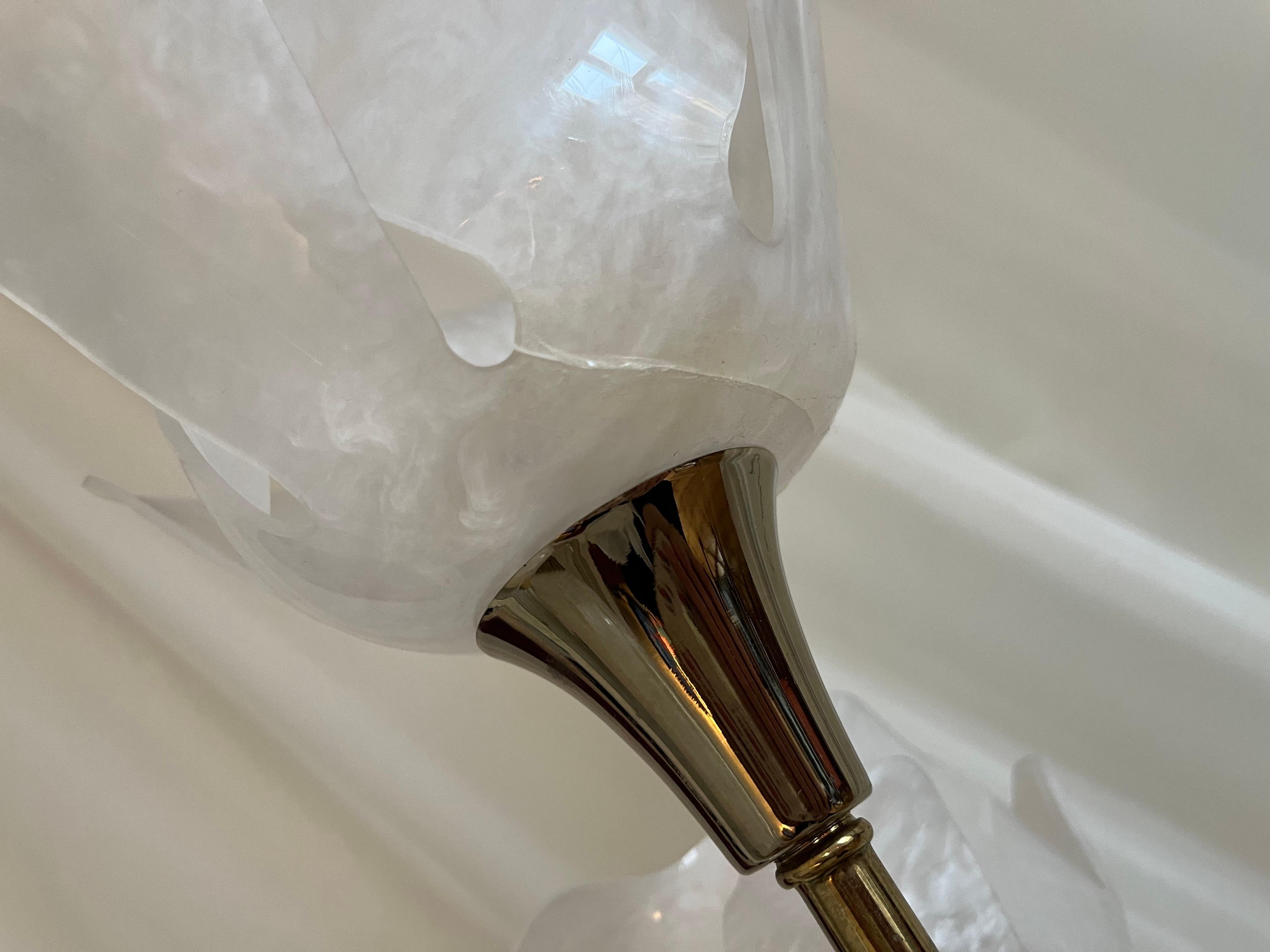 Lampe de bureau suédoise vintage en laiton avec abat-jour en forme de fleur ressemblant à des perles en vente 1