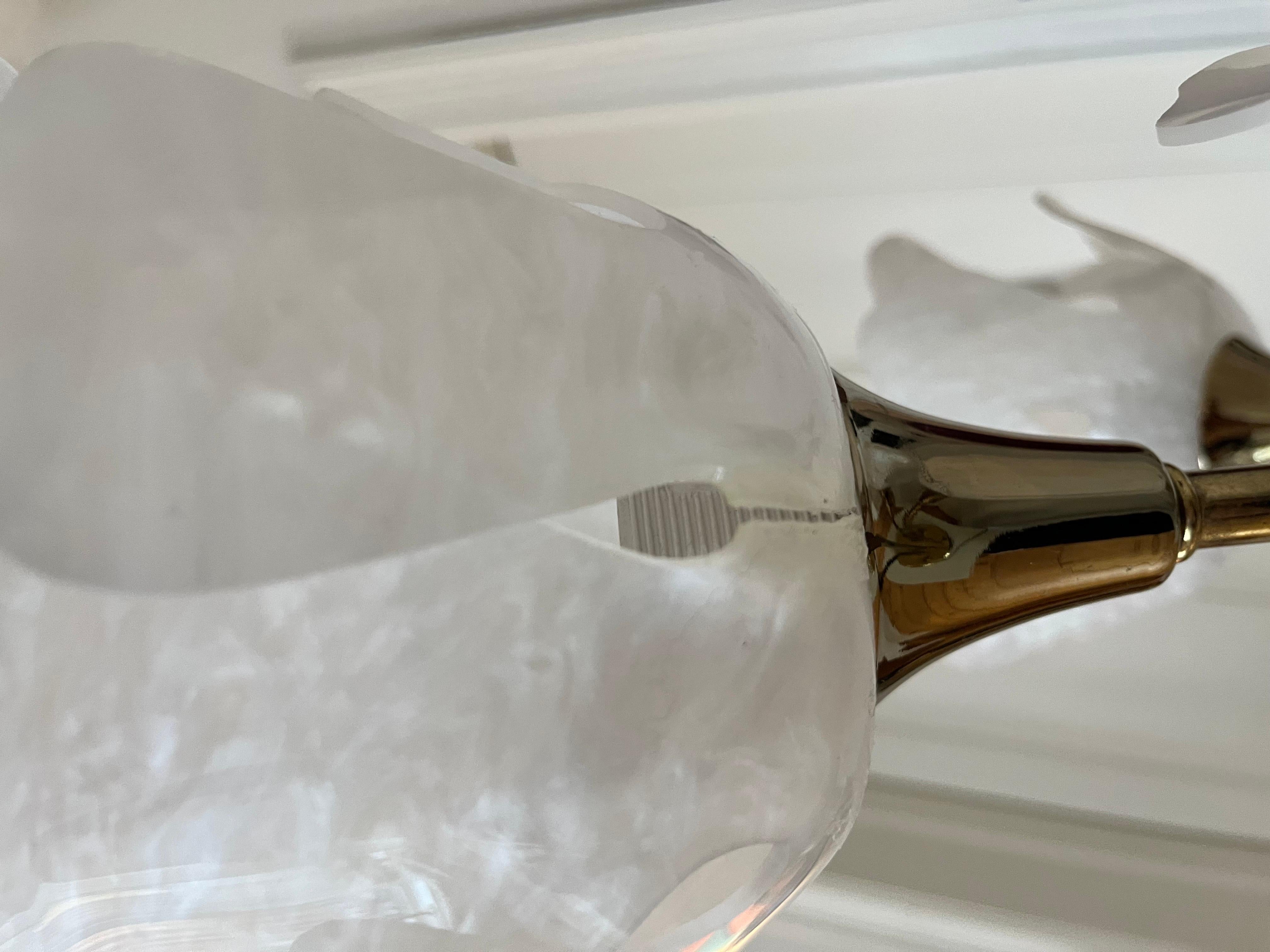 Lampe de bureau suédoise vintage en laiton avec abat-jour en forme de fleur ressemblant à des perles en vente 2