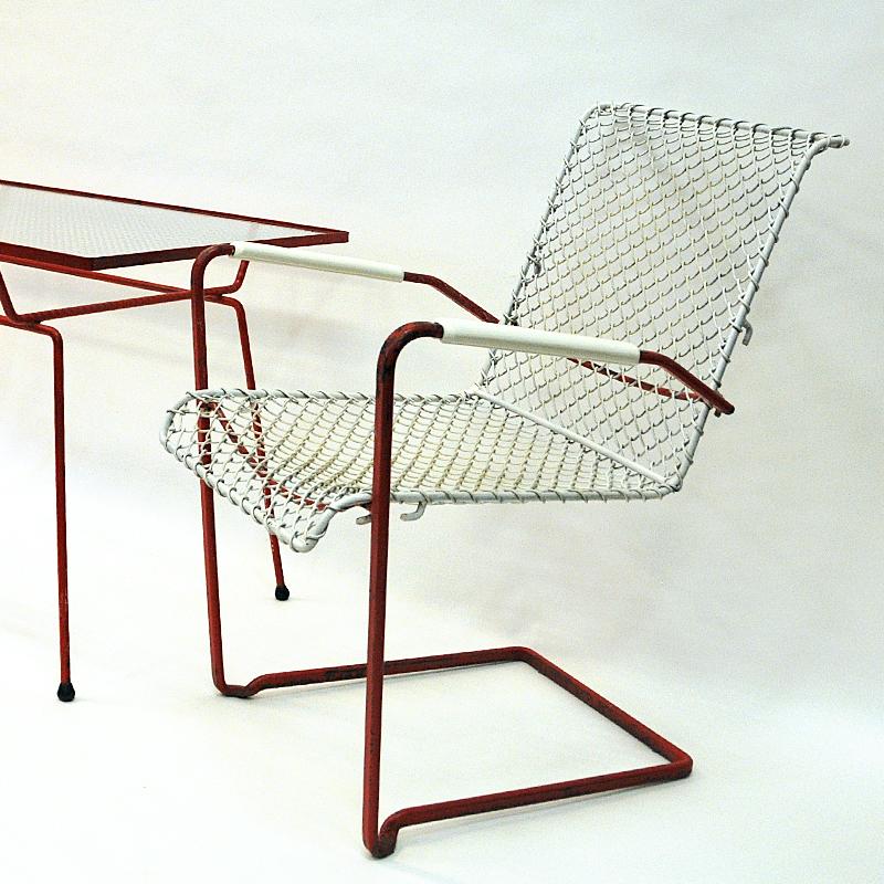 Classic and elegant set of garden lounge chairs and table from Grythyttan, made in collaboration with Gunnebo - Sweden 1950s. The chairs are made from lacquered red metal with white metal netting and are adjustable in 2 positions. See detailed