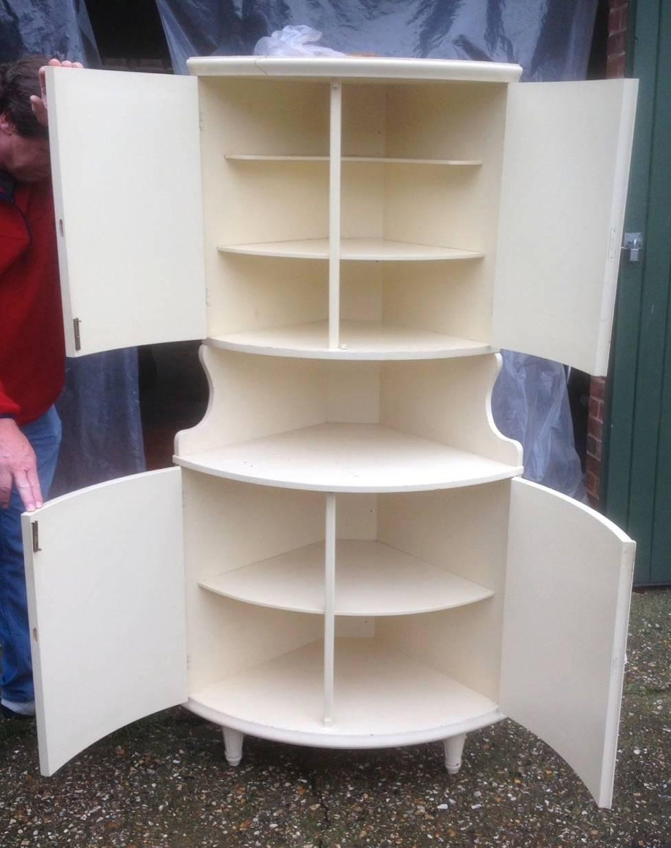 Swedish Vintage Gustavian Ribbed Corner Cabinet Rosette Storage Mid-20th Century In Good Condition For Sale In LONDON, GB