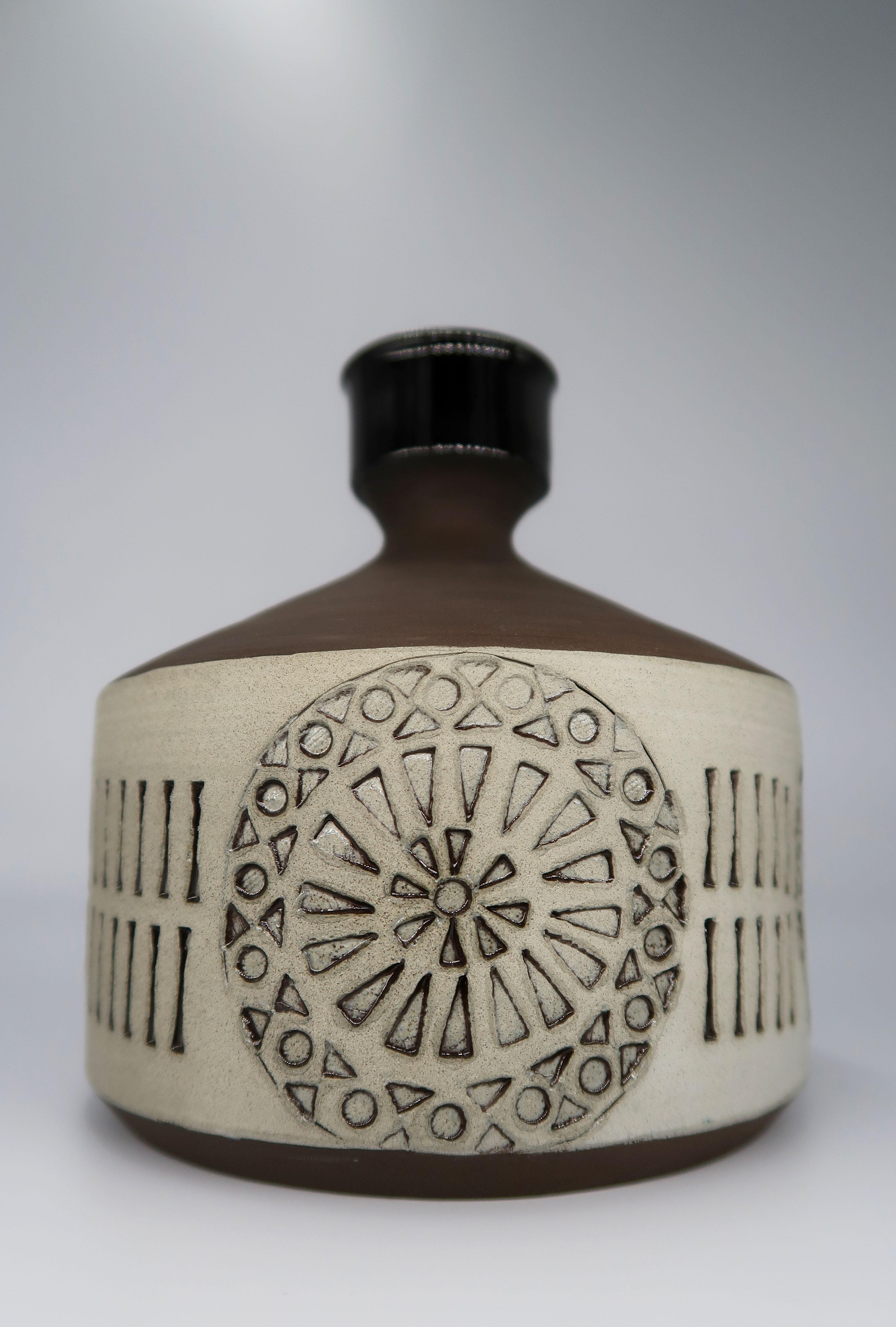 Außergewöhnliche rustikale handgefertigte schwedische Mid-Century Modern schöne Vase / Kerzenhalter mit grafischen, eingeschnittenen Dekorationen. Glänzende schwarze Glasur auf der Oberseite und im Inneren. Rohe, aber zarte Vase mit glänzender und