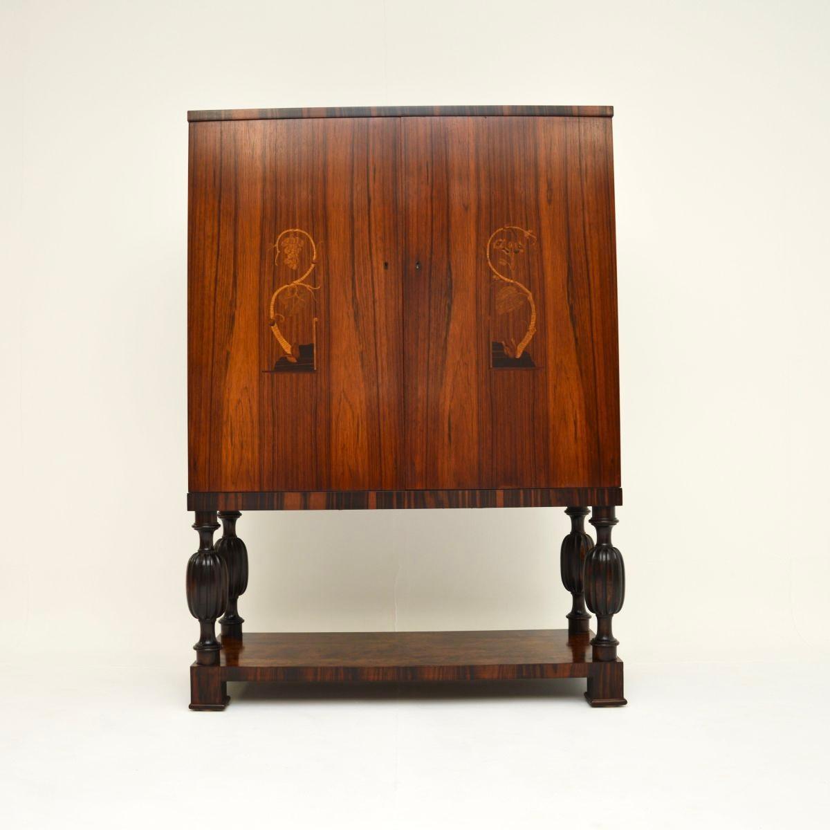 Un mueble Vintage sueco absolutamente impresionante, que data aproximadamente de la década de 1930.

La calidad es excepcional, tiene un diseño precioso, con preciosos motivos florales en los frentes de las puertas. La madera tiene un precioso tono