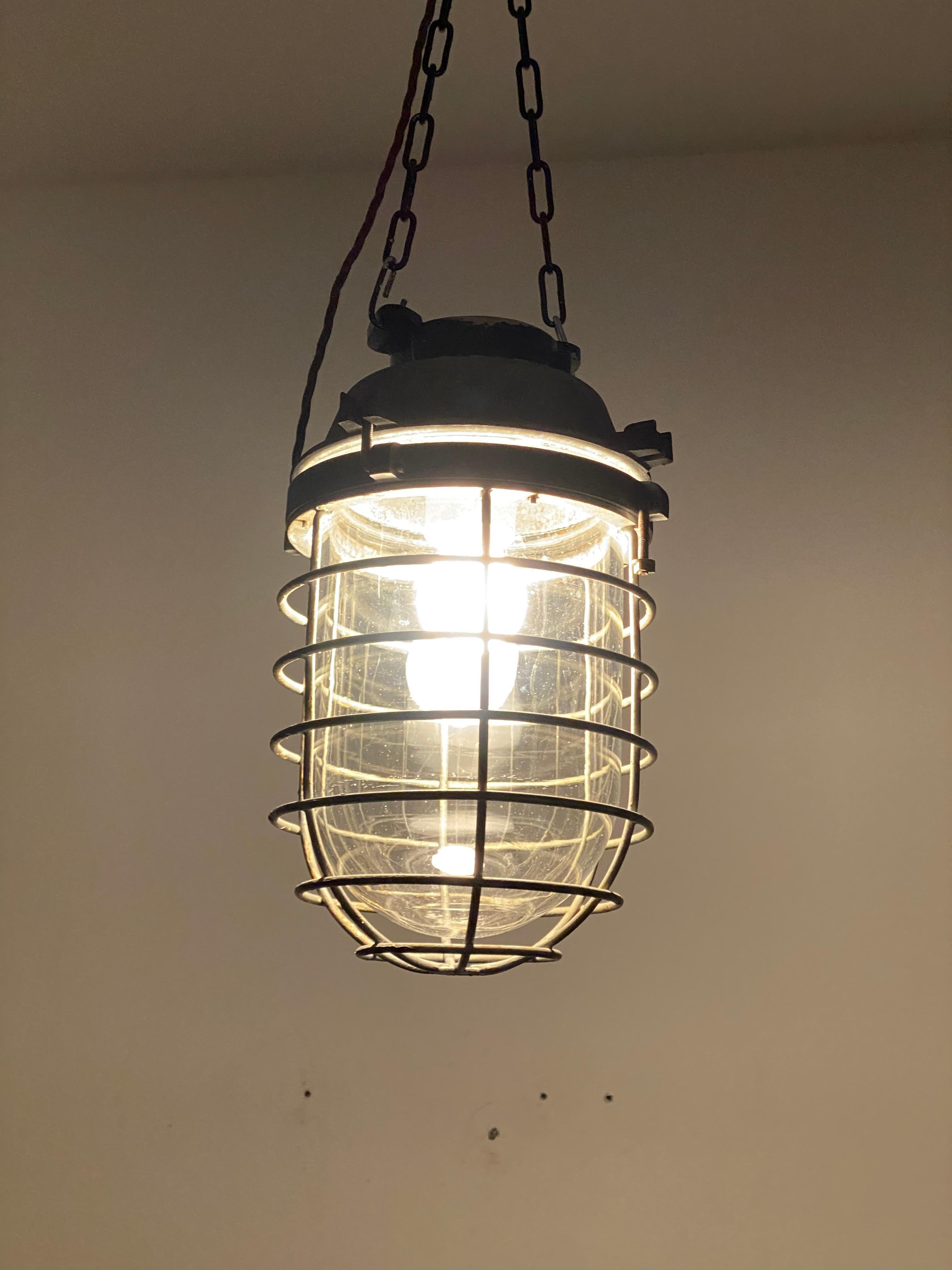 Große schwedische Vintage-Werkstatt-Industrielampe im Angebot 2